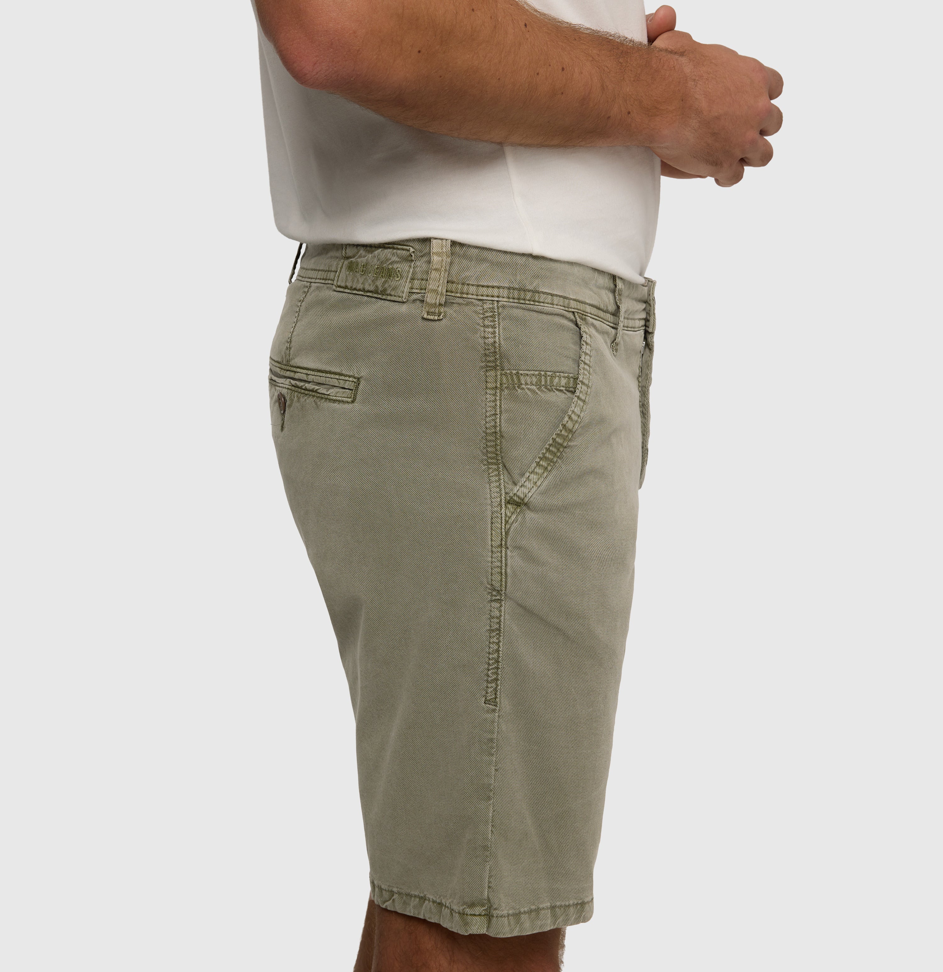 Chino Bermuda in a soft lyocell blend. | Liam Bermuda | leaf green PPT | Detailed view 3 of model