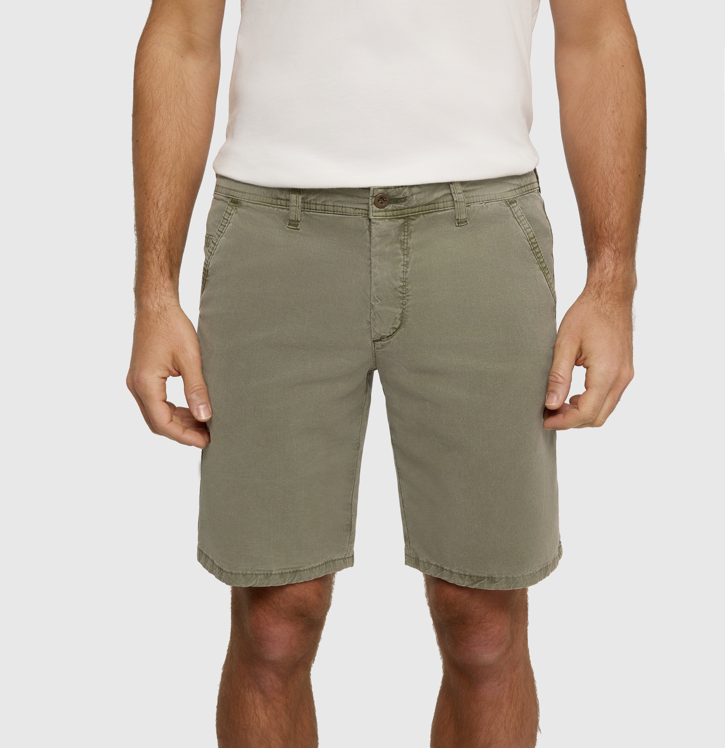Chino Bermuda in a soft lyocell blend. | Liam Bermuda | leaf green PPT | Detailed view 4 of model