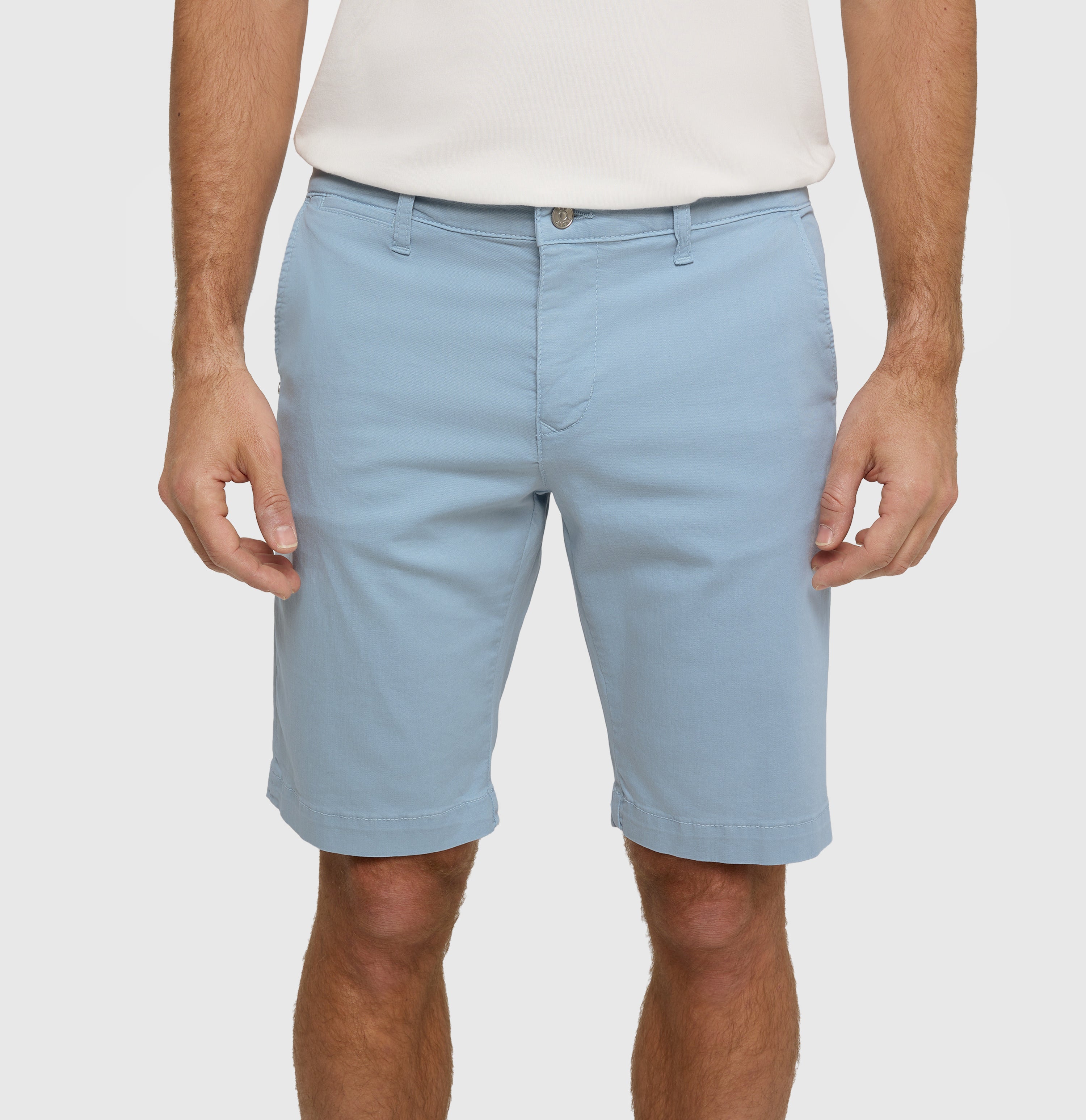 Light, chino style ultimate driver shorts. | Driver Short | blue fog | Detailed view 2 of model