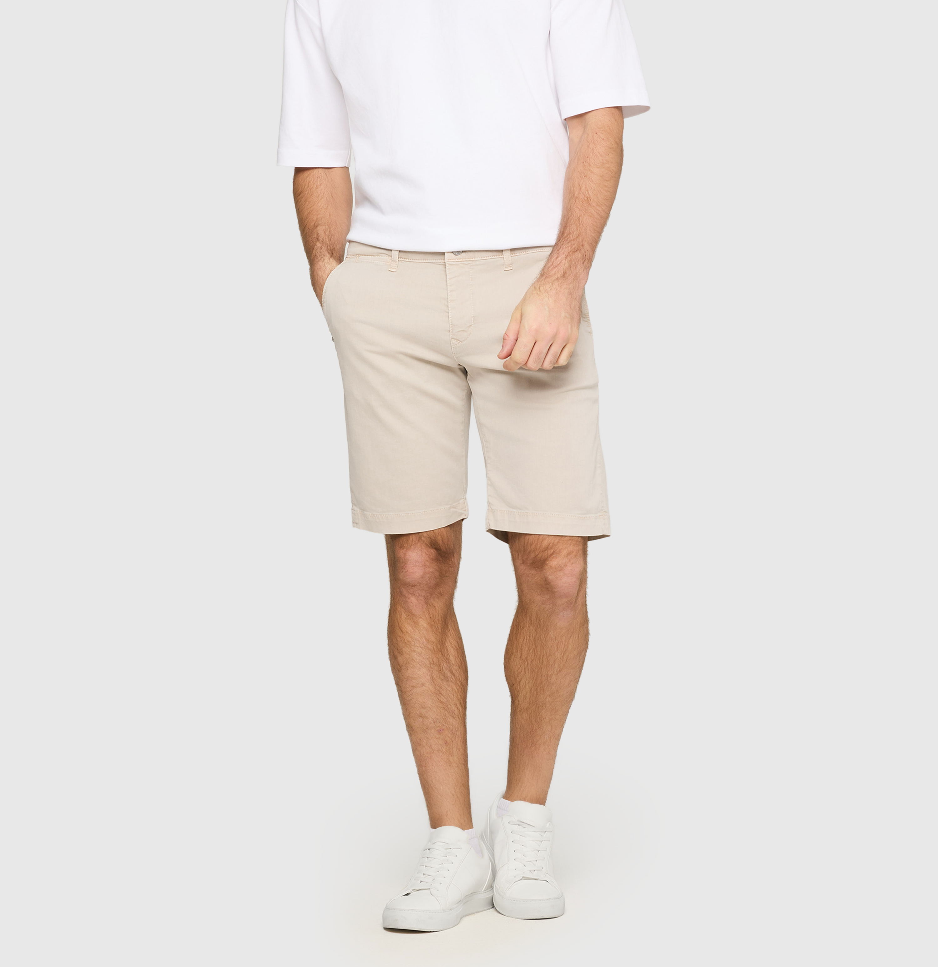 Light, chino style ultimate driver shorts. | Driver Short | kitt | Front view of model