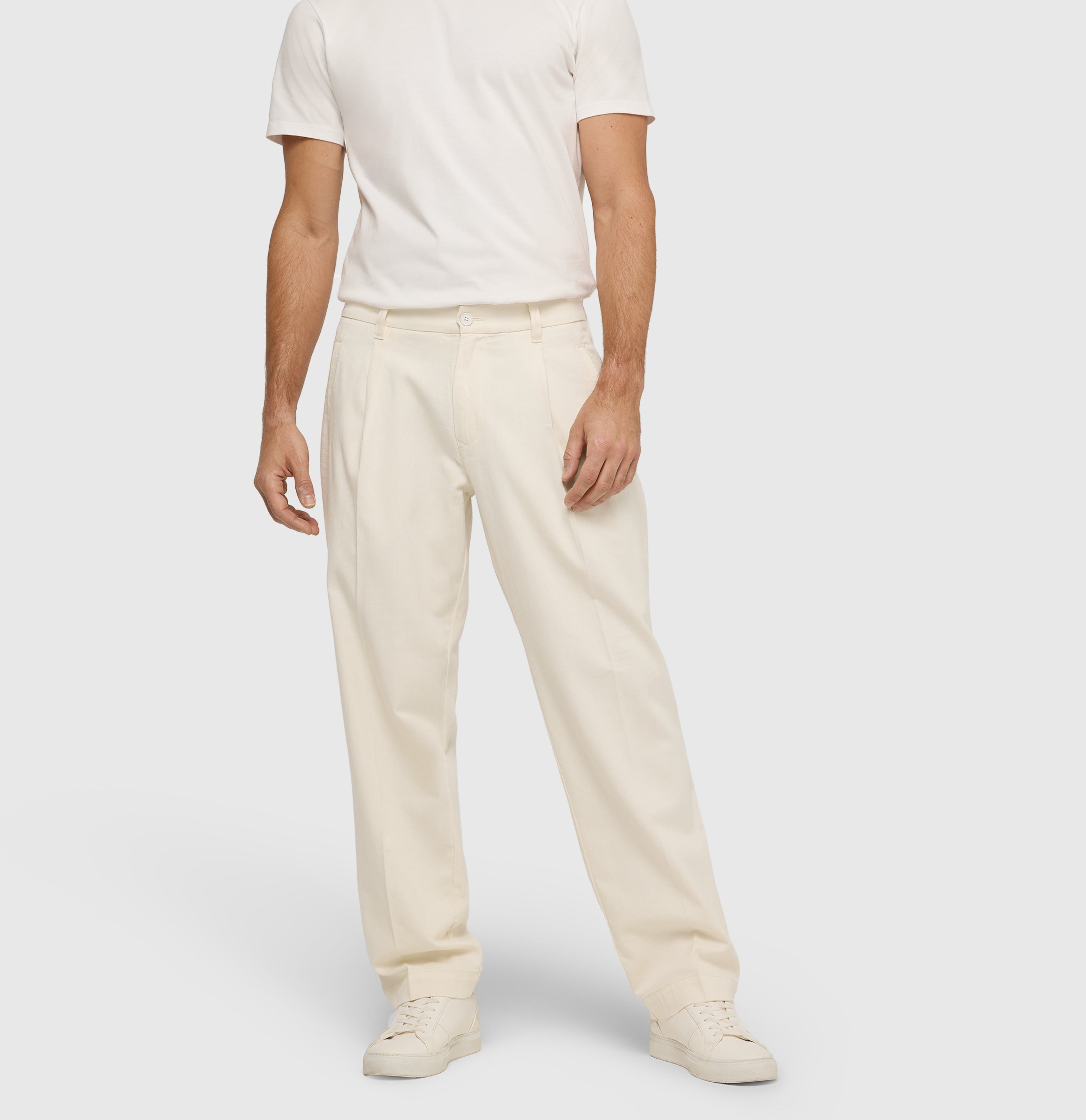 Loose fit in a pure natural fibre material. | Madox | cream white | Front view of model