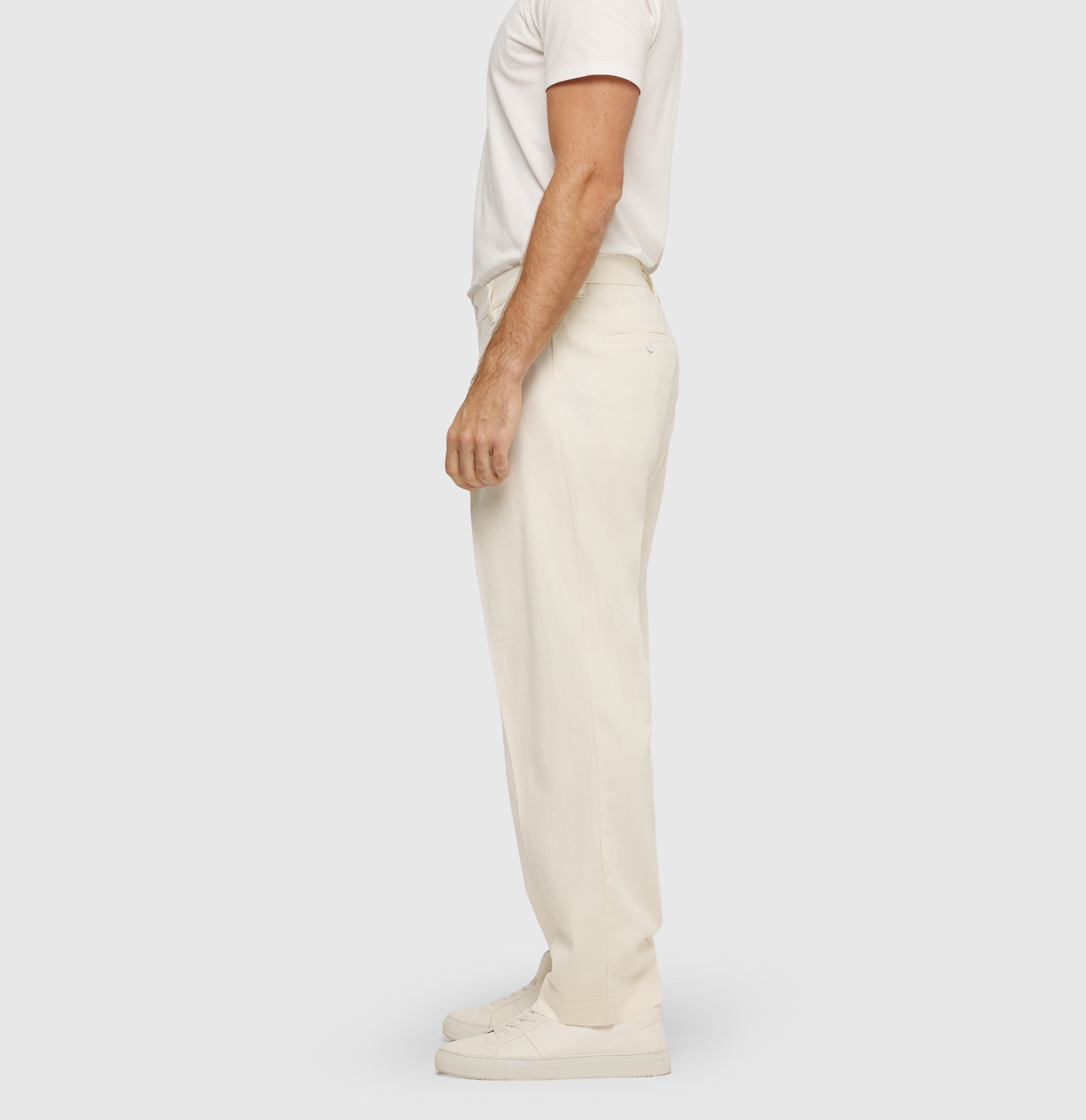 Loose fit in a pure natural fibre material. | Madox | cream white | Side view of model