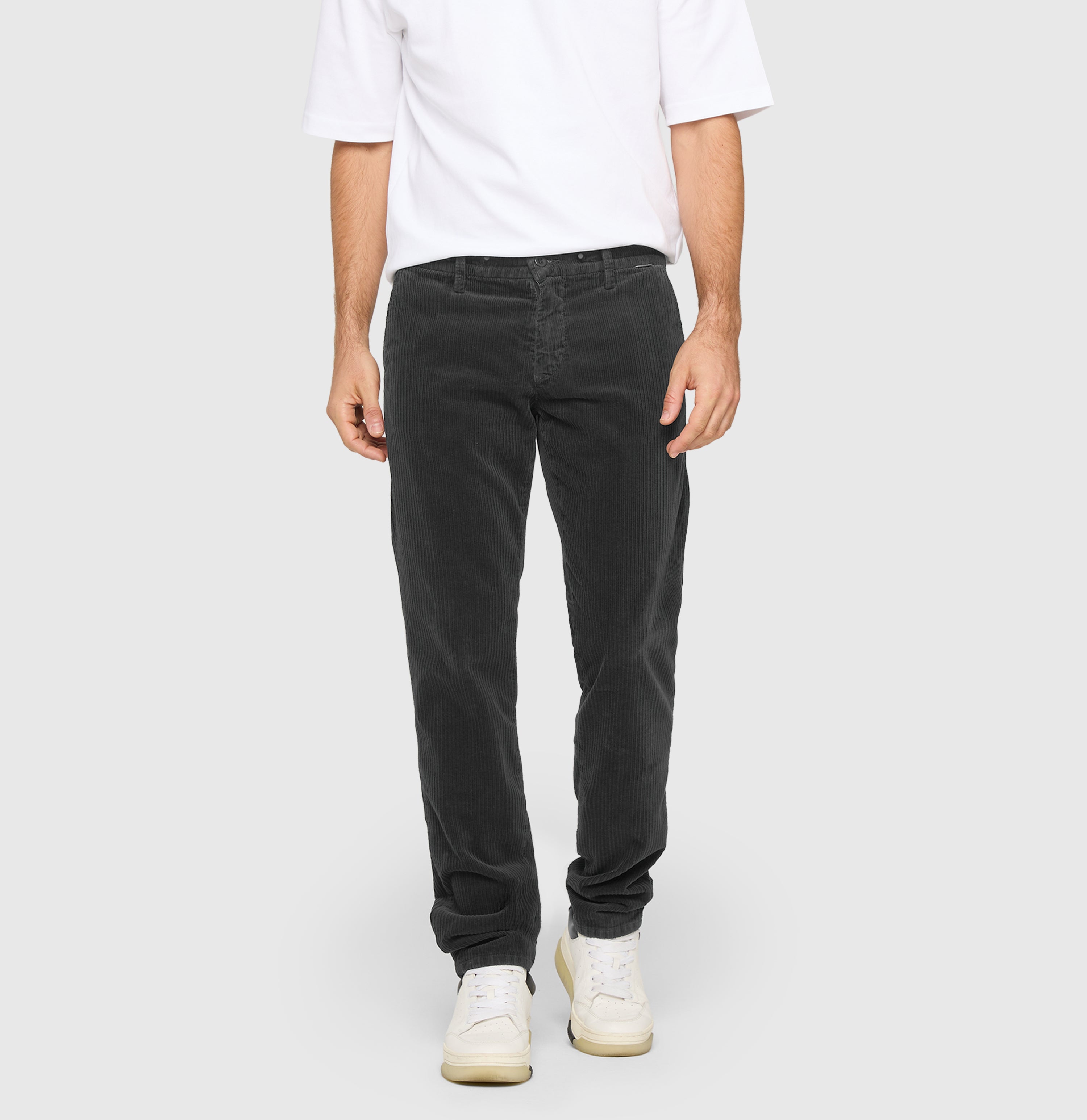 Soft corduroy chino with sporty drawstring. | Pedro | black PPT | Front view of model