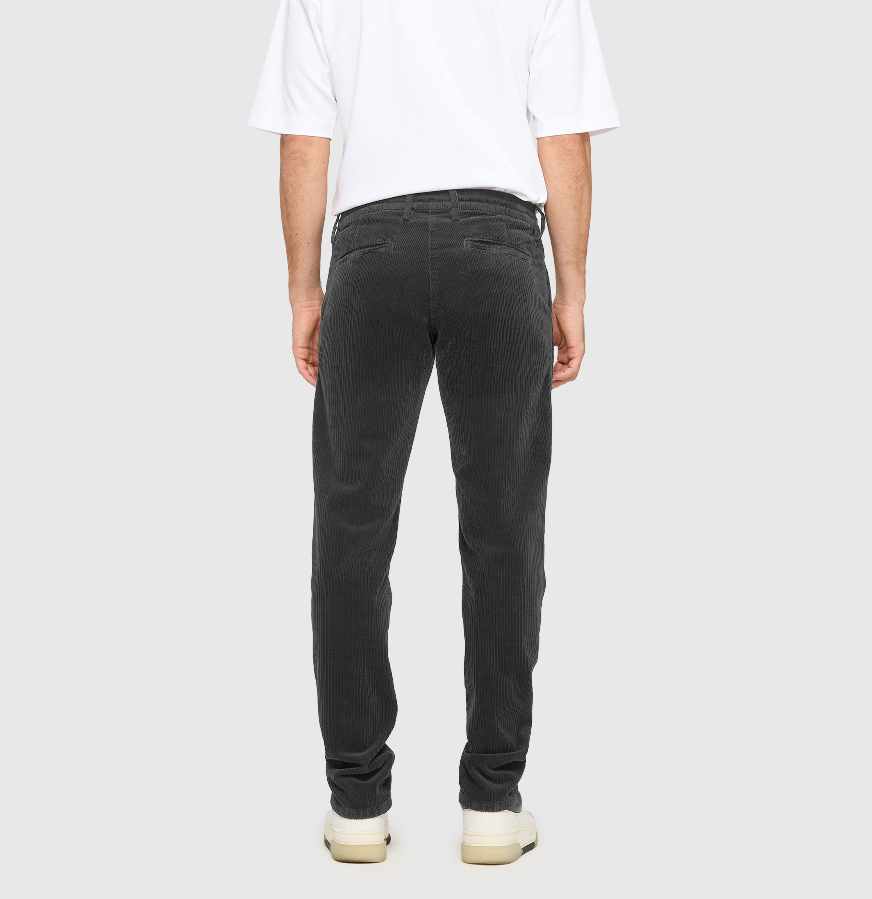 Soft corduroy chino with sporty drawstring. | Pedro | black PPT | Side view of model
