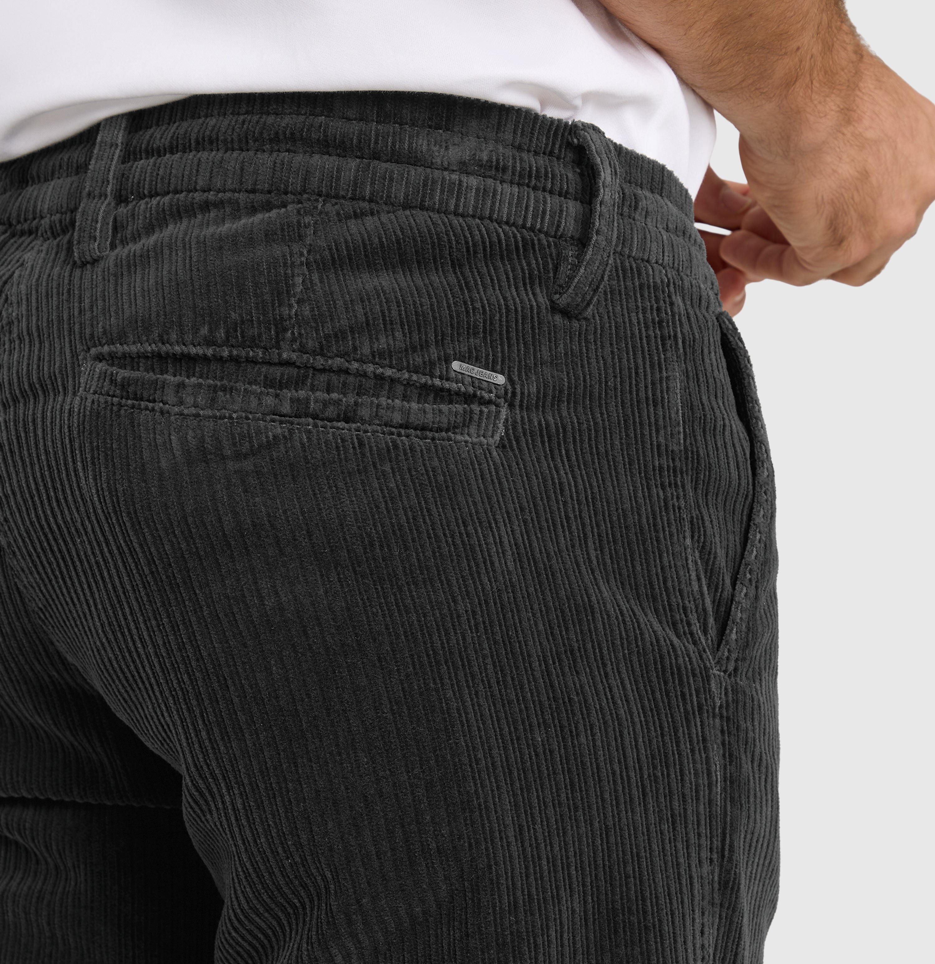 Soft corduroy chino with sporty drawstring. | Pedro | black PPT | Detailed view 2 of model