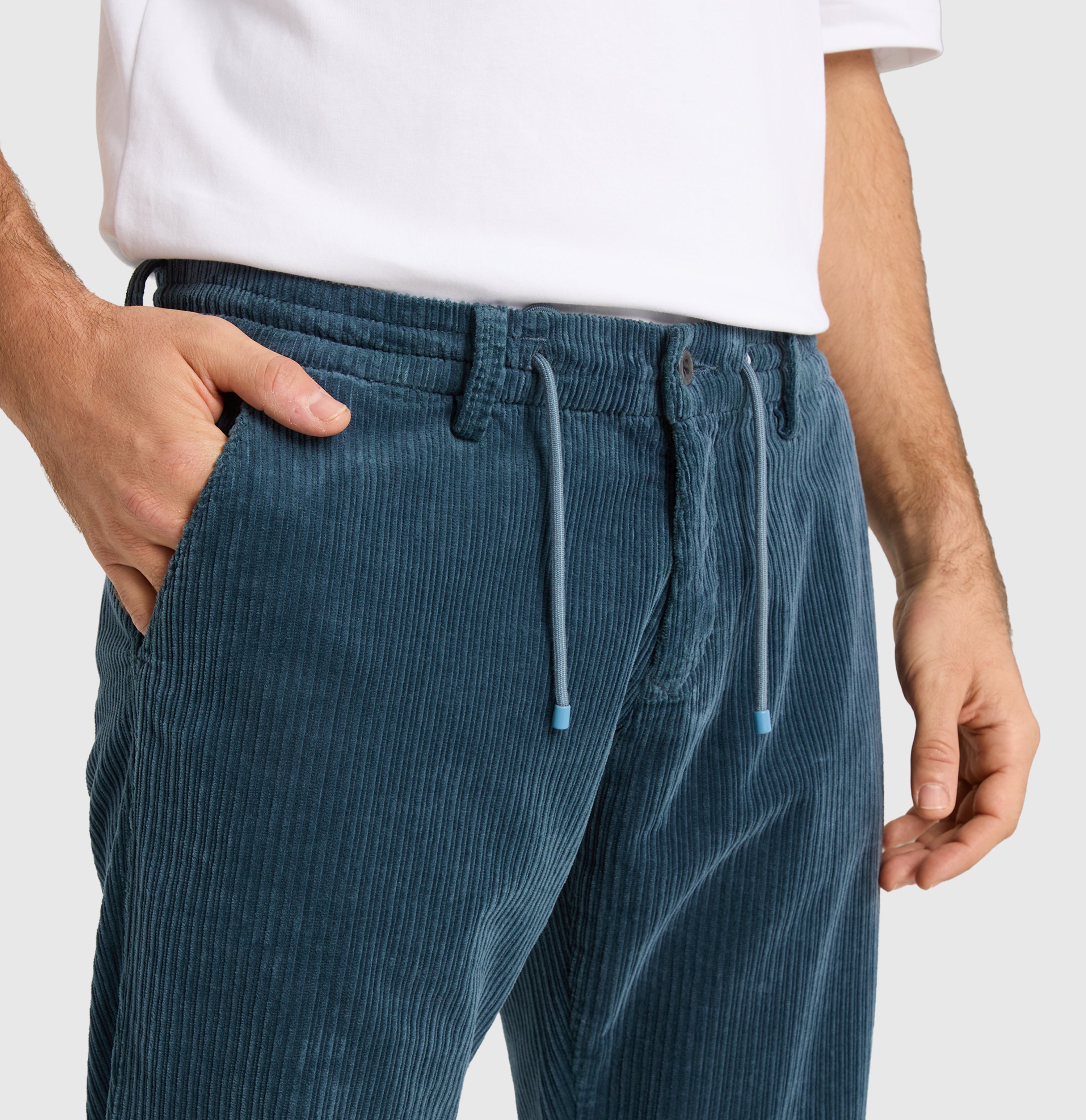 Soft corduroy chino with sporty drawstring. | Pedro | marine PPT | Detailed view 3 of model