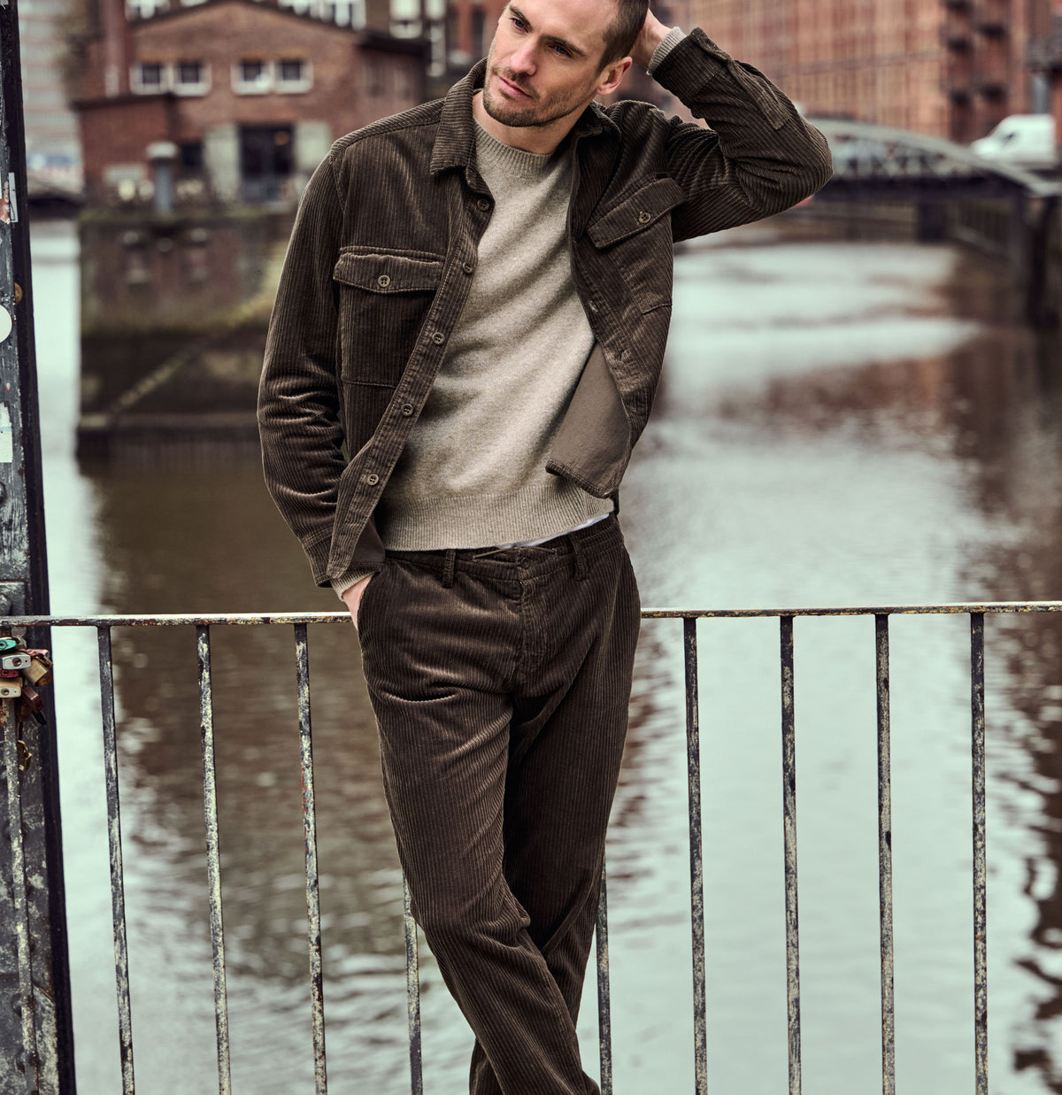 Corduroy trousers with sporty drawstring. | Pedro | hot fudge | Campaign image 3