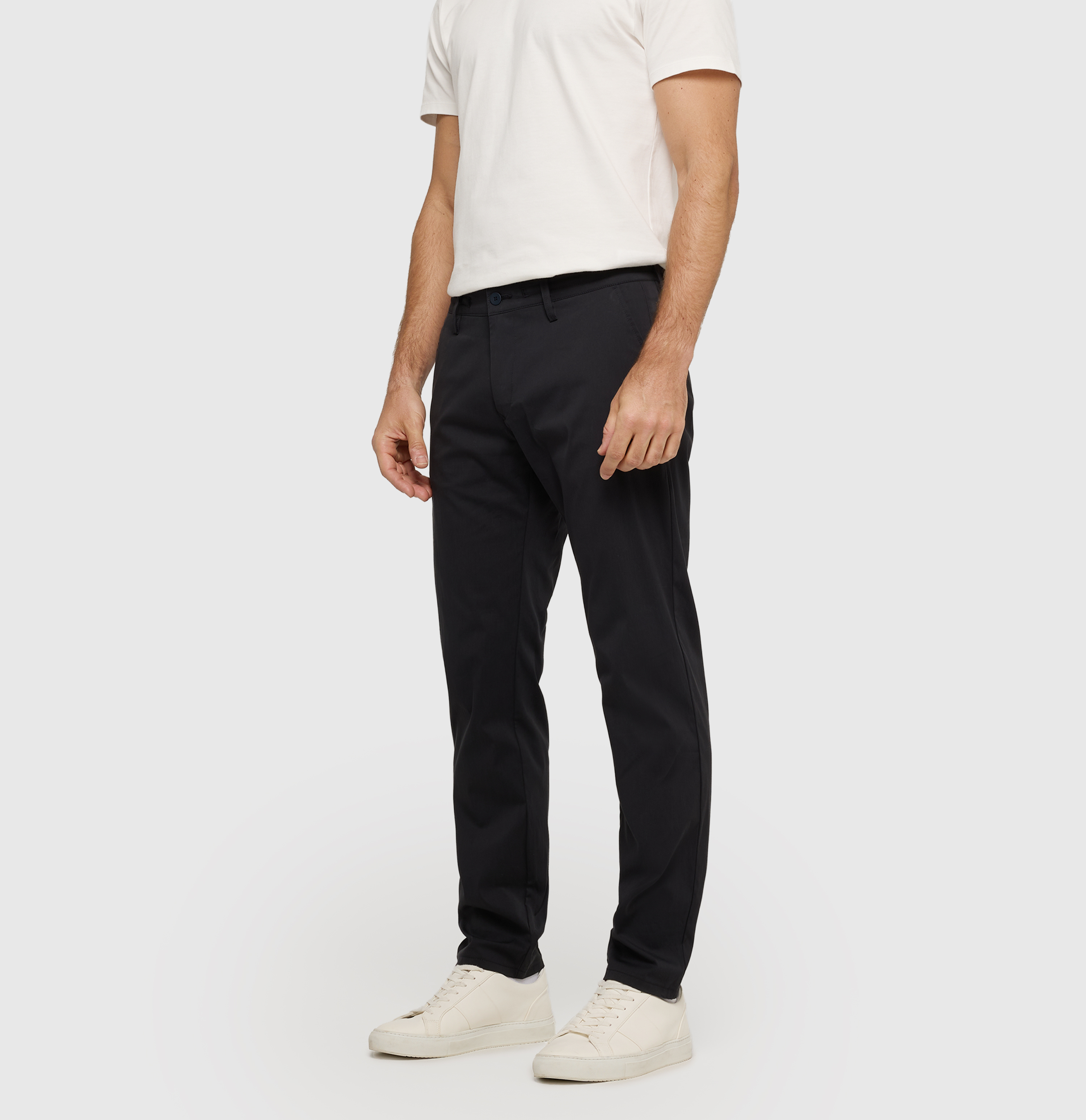 Comfort chino made of light techno twill. | Pedro | midnight blue | Side view of model