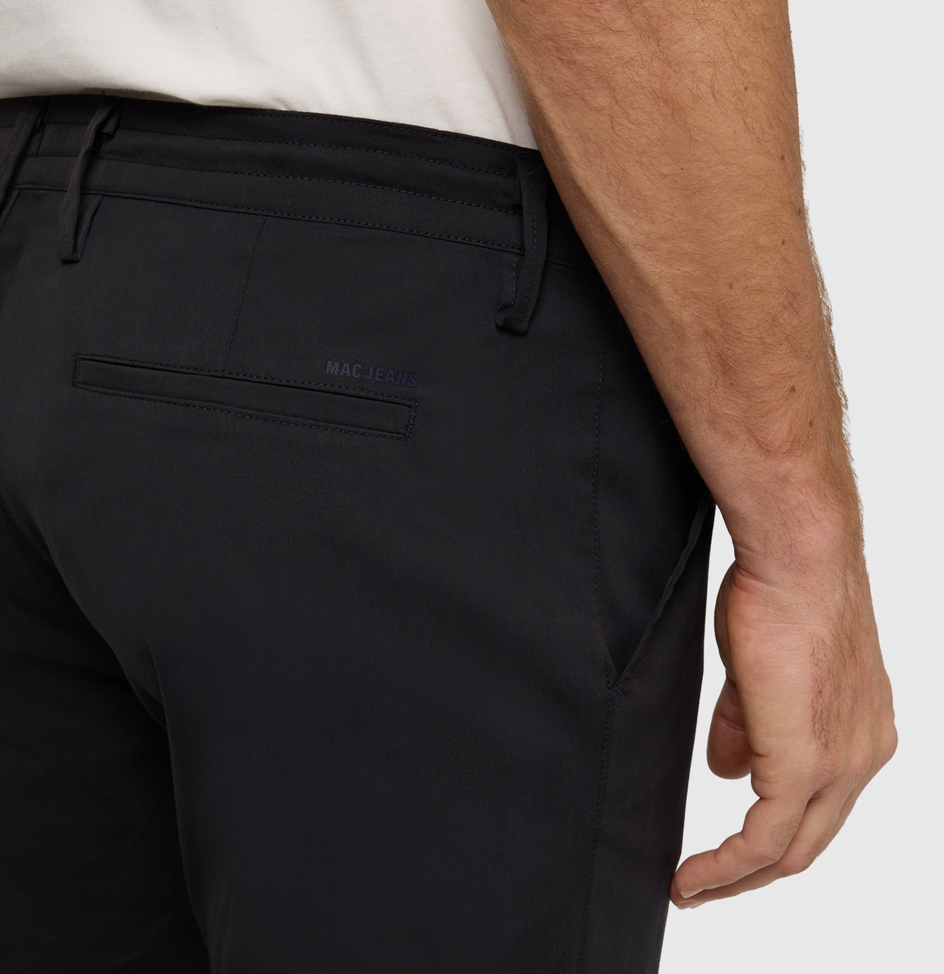 Comfort chino made of light techno twill. | Pedro | midnight blue | Detailed view 2 of model
