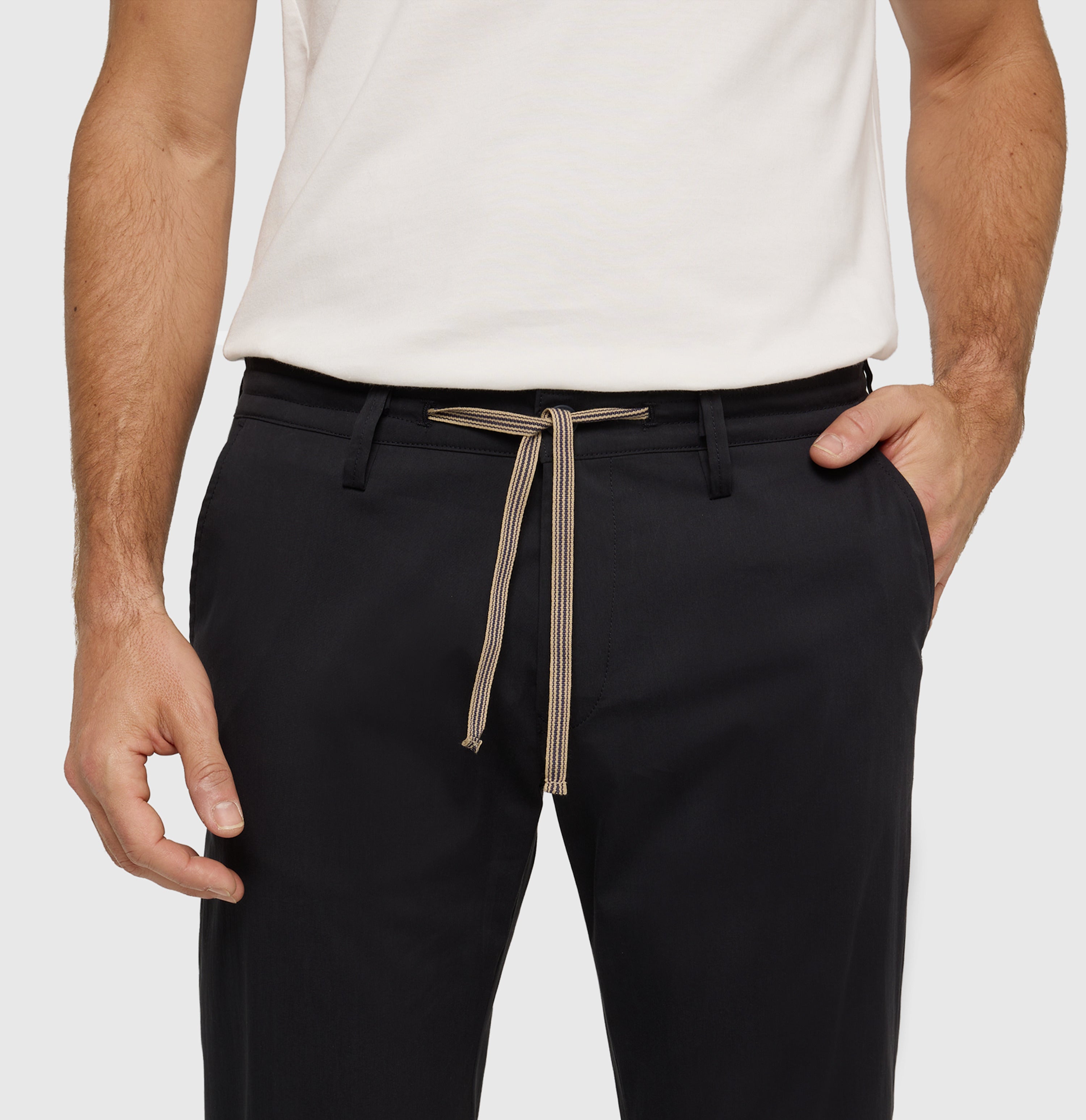 Comfort chino made of light techno twill. | Pedro | midnight blue | Detailed view 3 of model