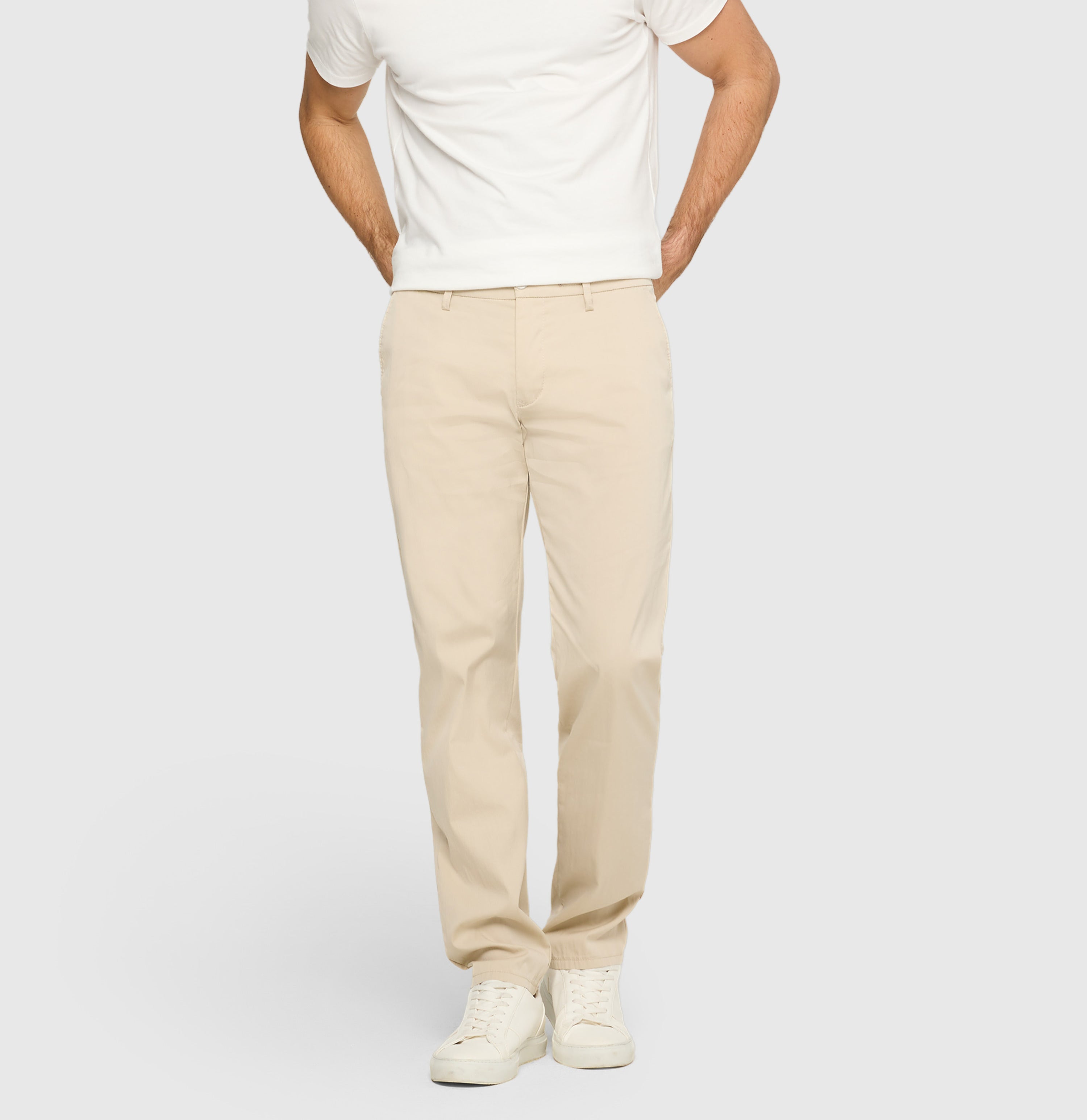 Comfort chino made of light techno twill. | Pedro | smoothly beige | Front view of model