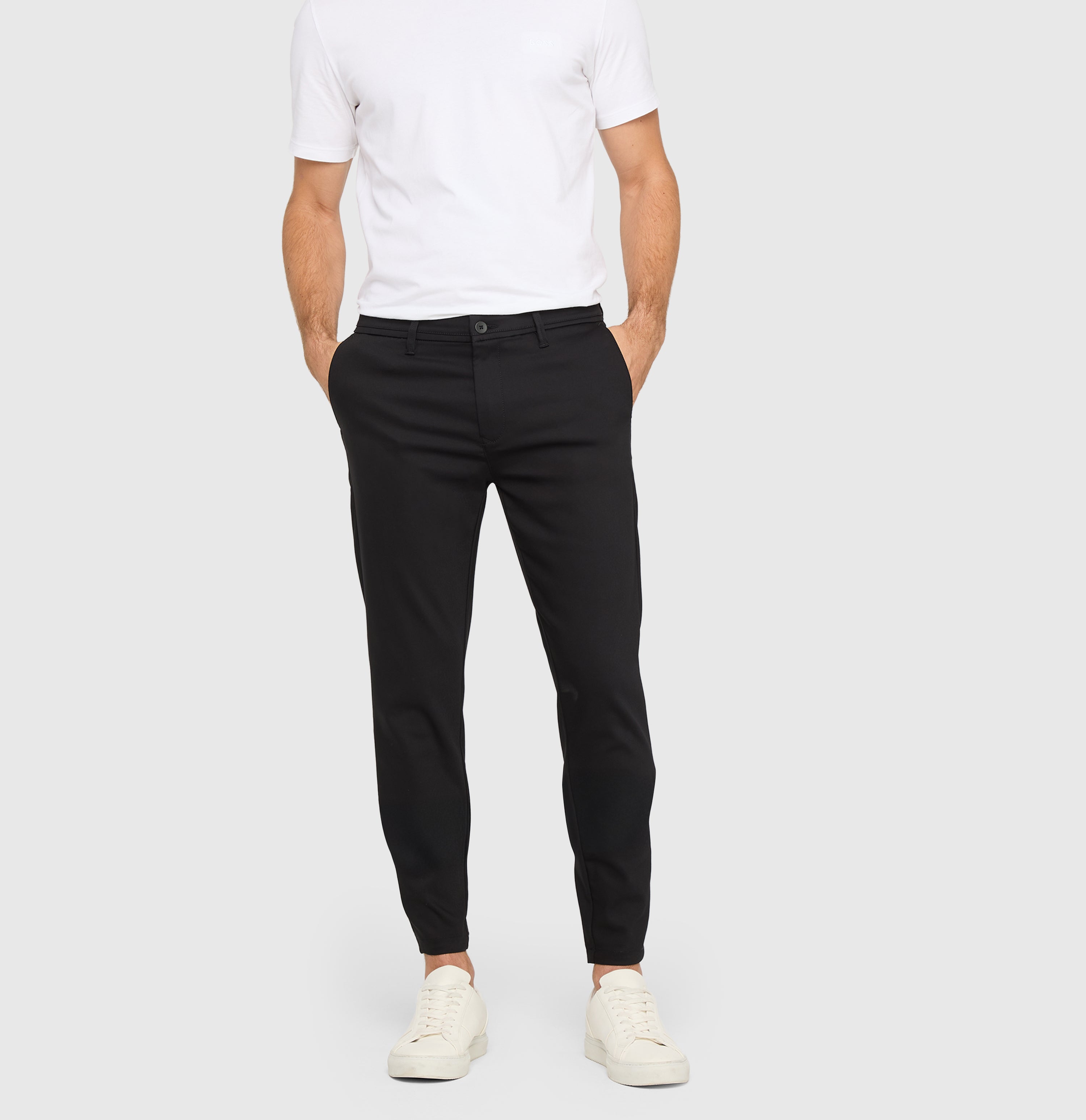 Tapered chino made of satin stretch. | Griffin | black | Front view of model