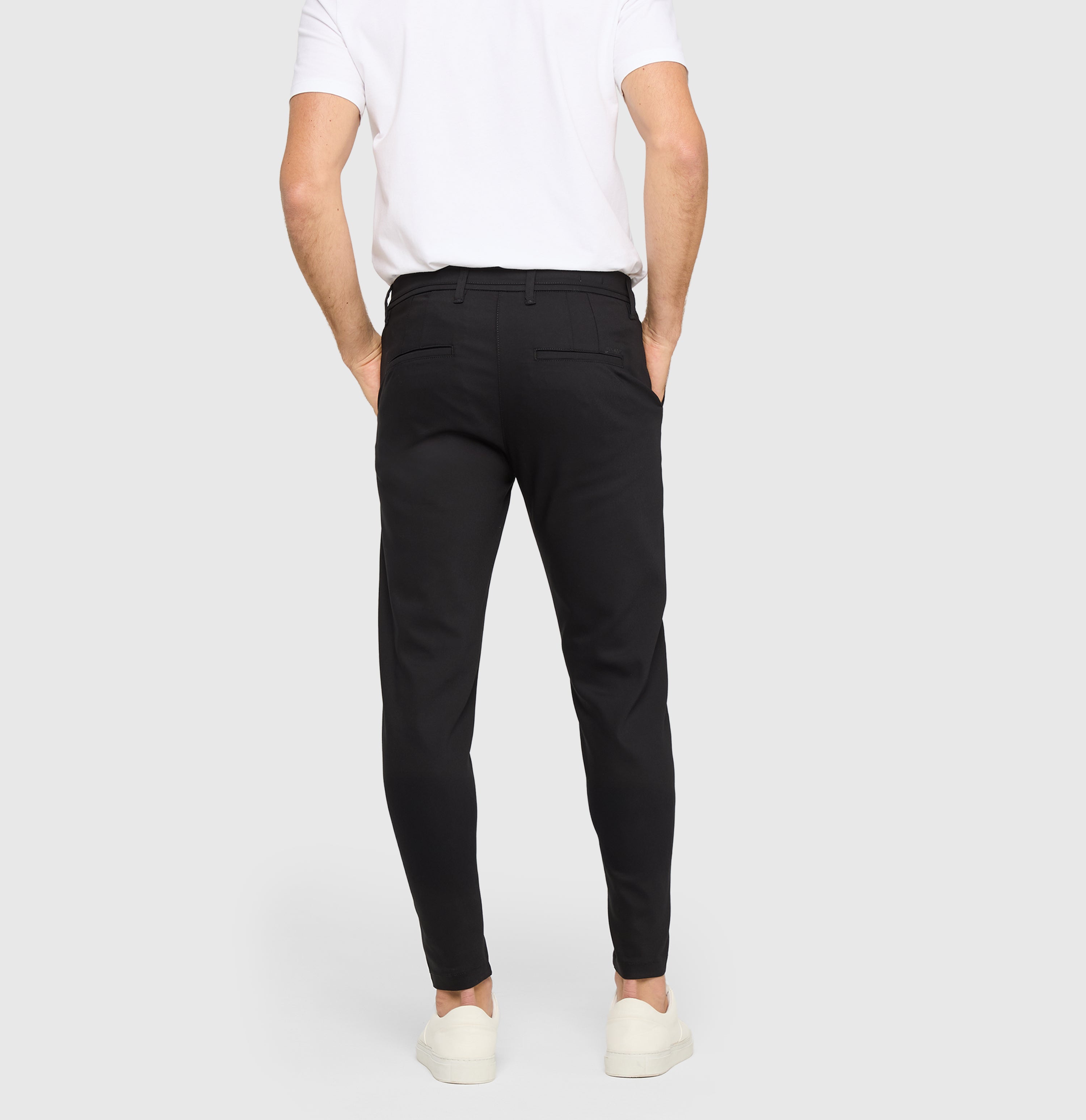 Tapered chino made of satin stretch. | Griffin | black | Back view of model