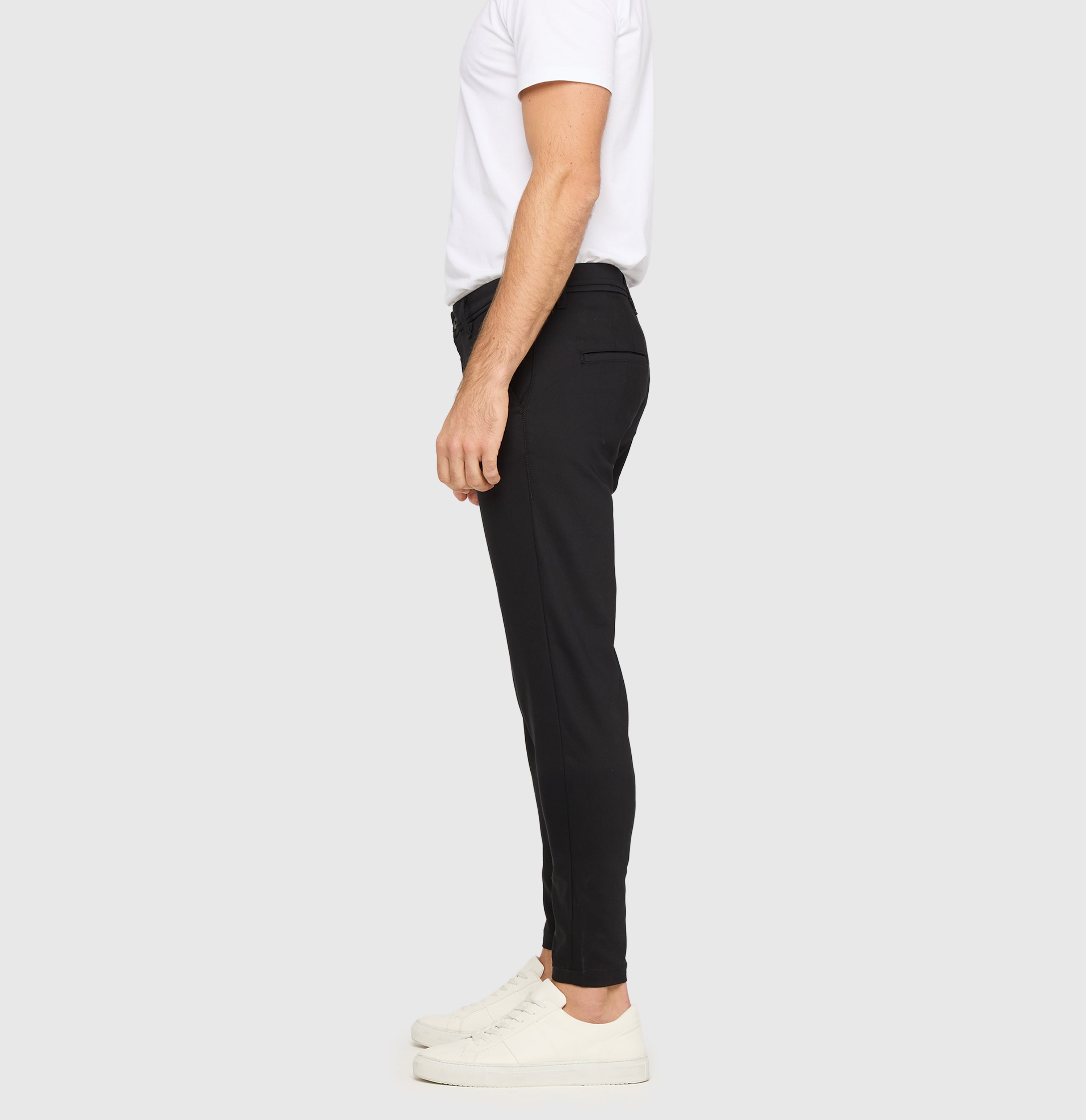 Tapered chino made of satin stretch. | Griffin | black | Side view of model