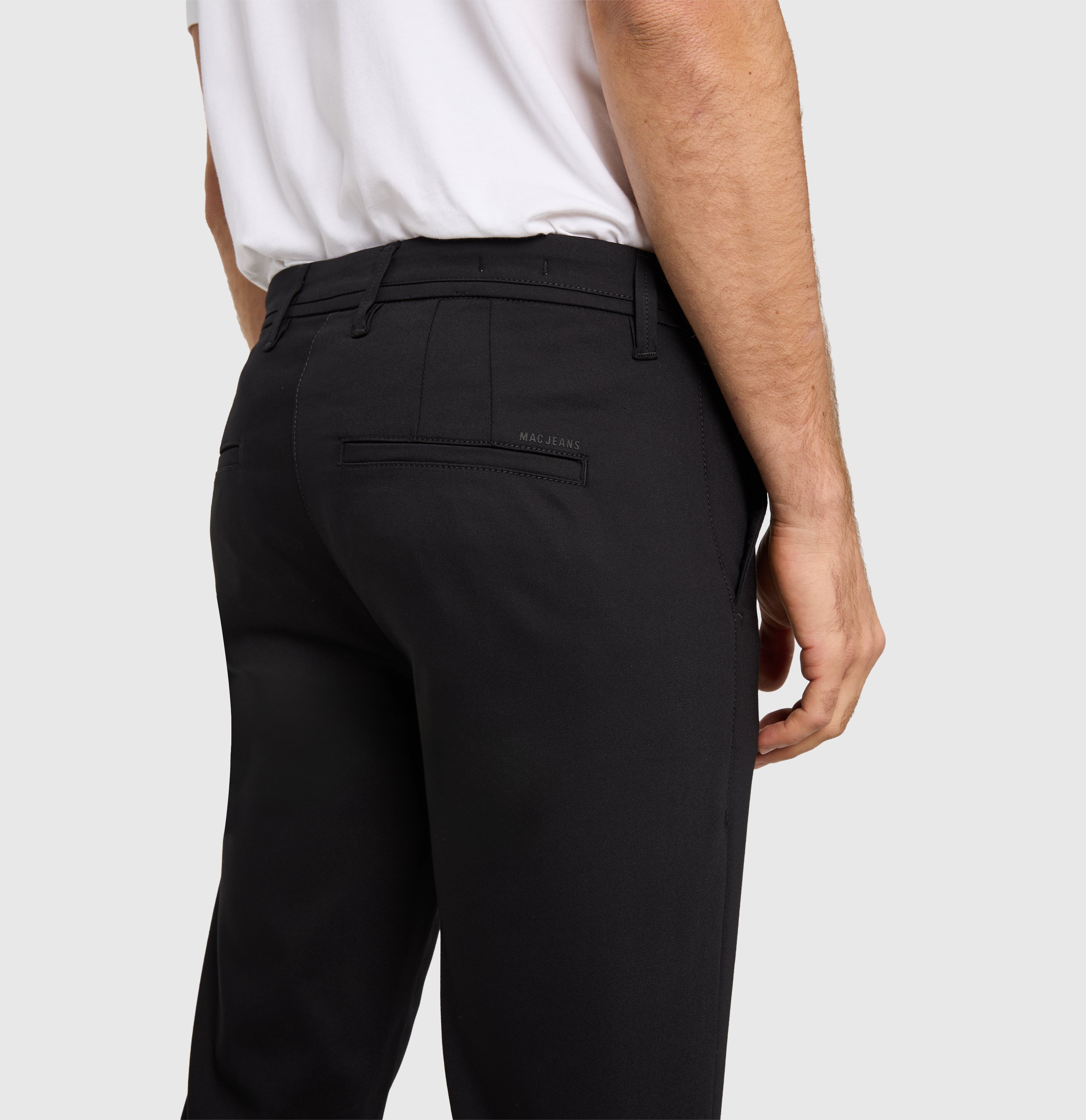 Tapered chino made of satin stretch. | Griffin | black | Detailed view 2 of model