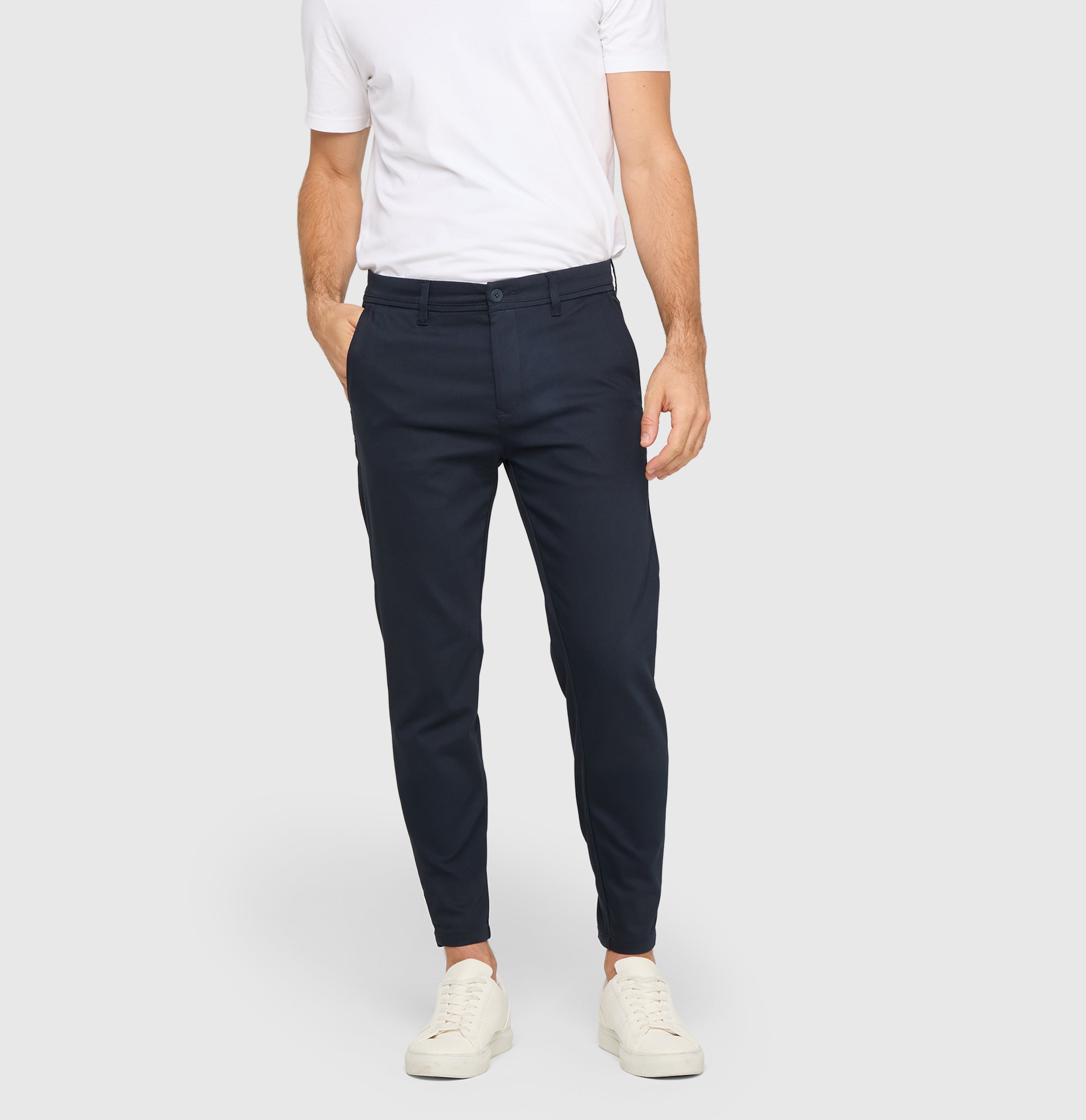 Tapered chino made of satin stretch. | Griffin | nautic blue | Front view of model