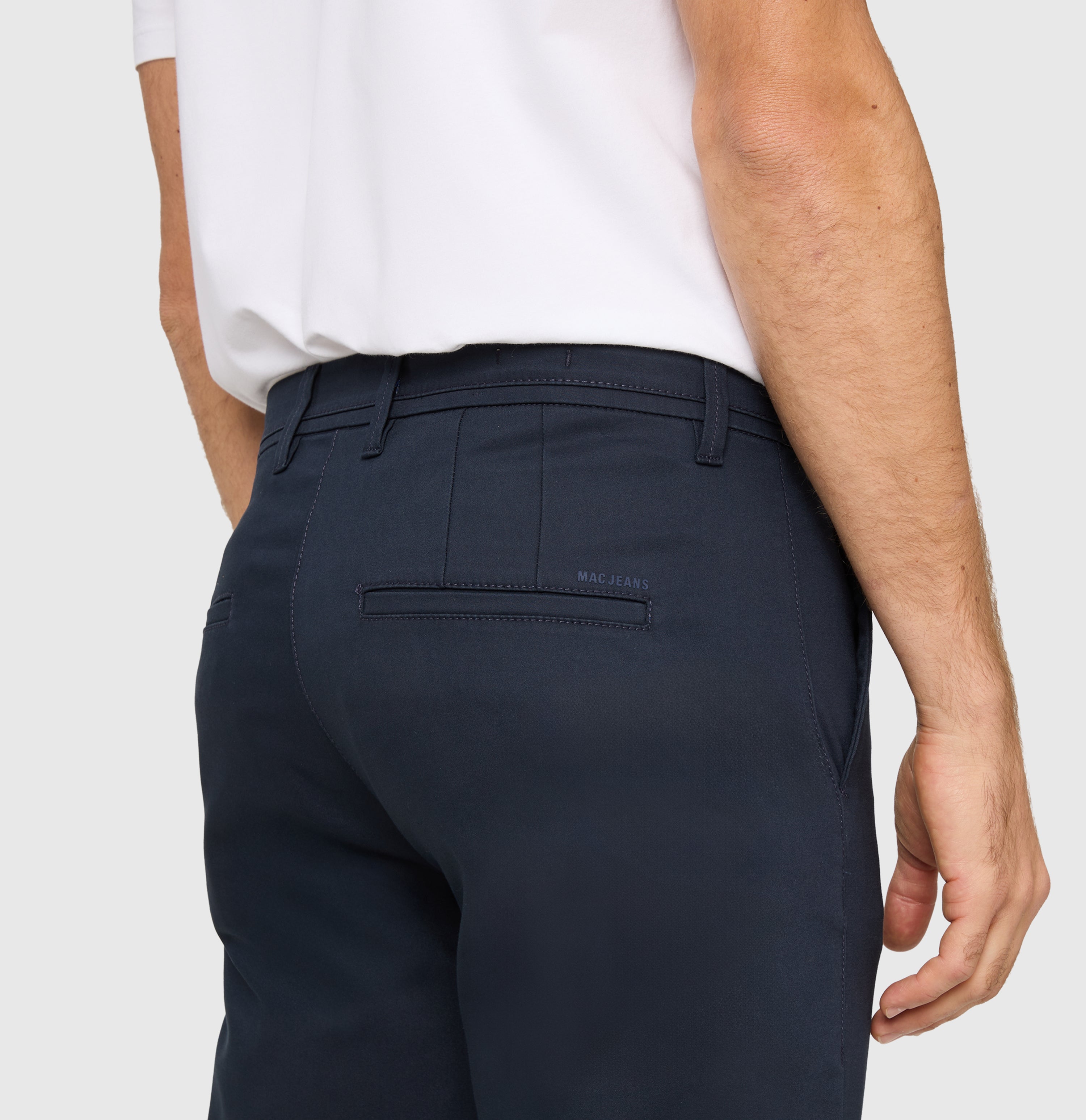 Tapered chino made of satin stretch. | Griffin | nautic blue | Detailed view 2 of model