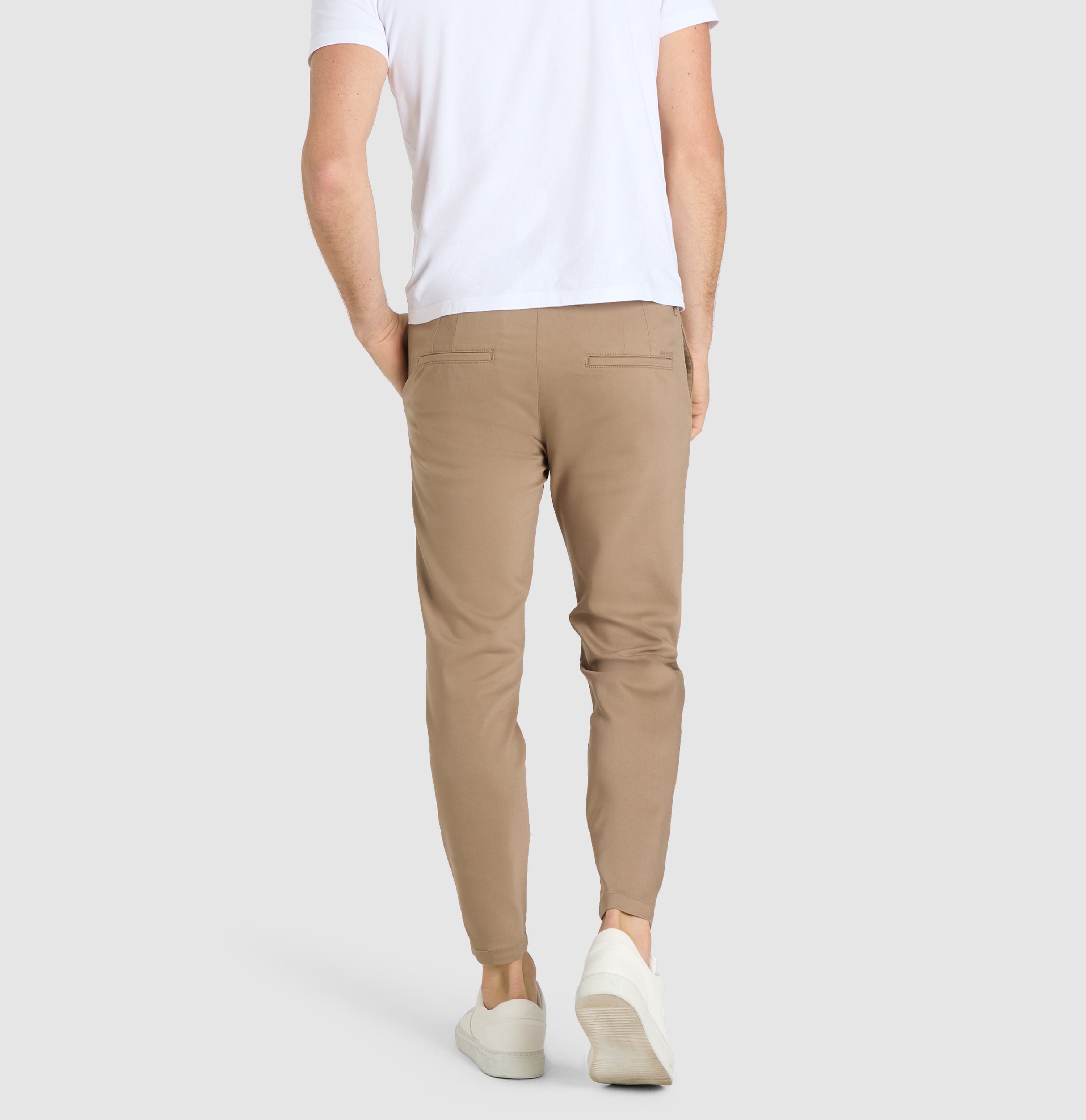 Tapered chino made of satin stretch. | Griffin | clay | Back view of model