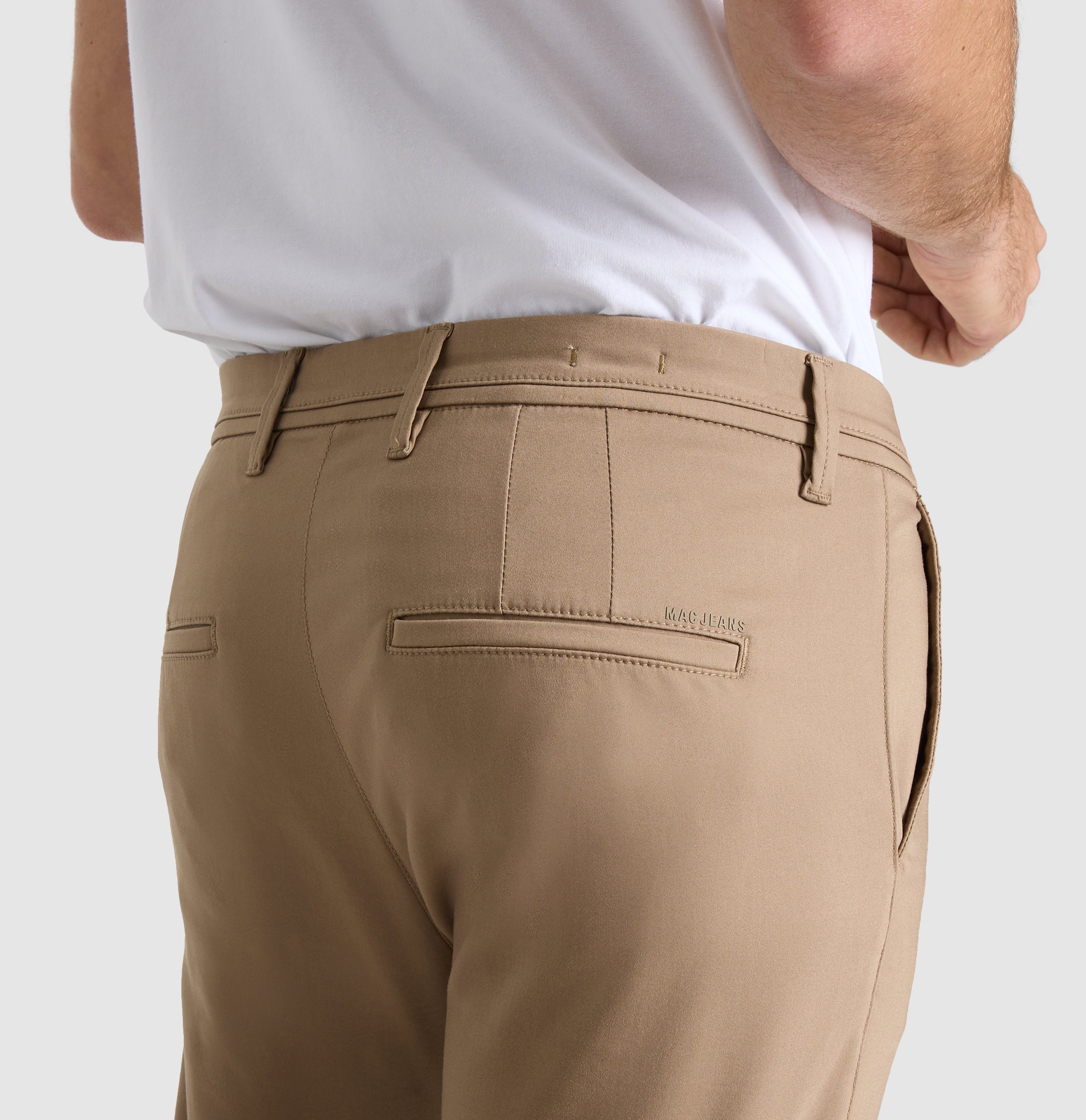Tapered chino made of satin stretch. | Griffin | clay | Side view of model