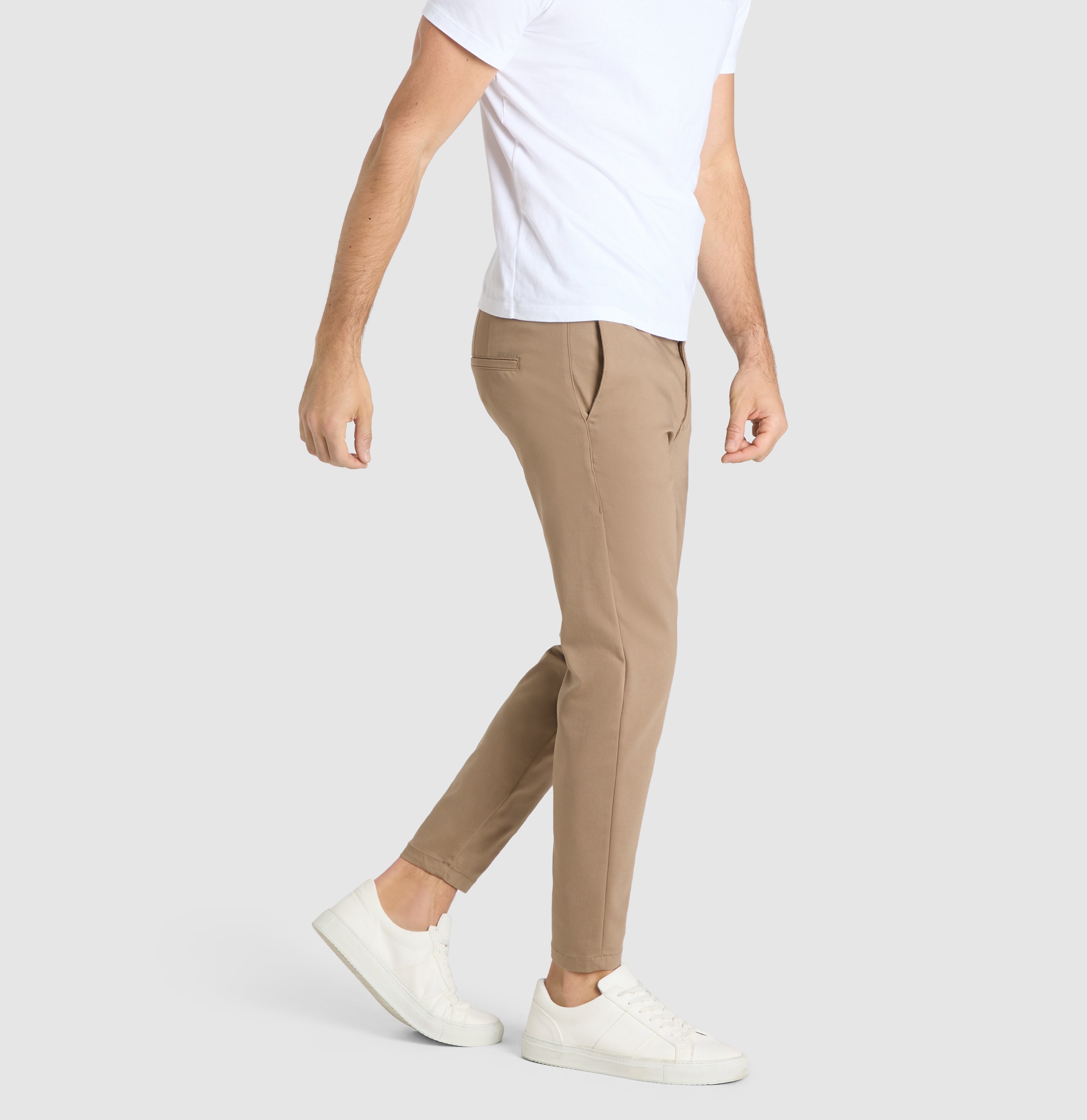 Tapered chino made of satin stretch. | Griffin | clay | Detailed view 3 of model