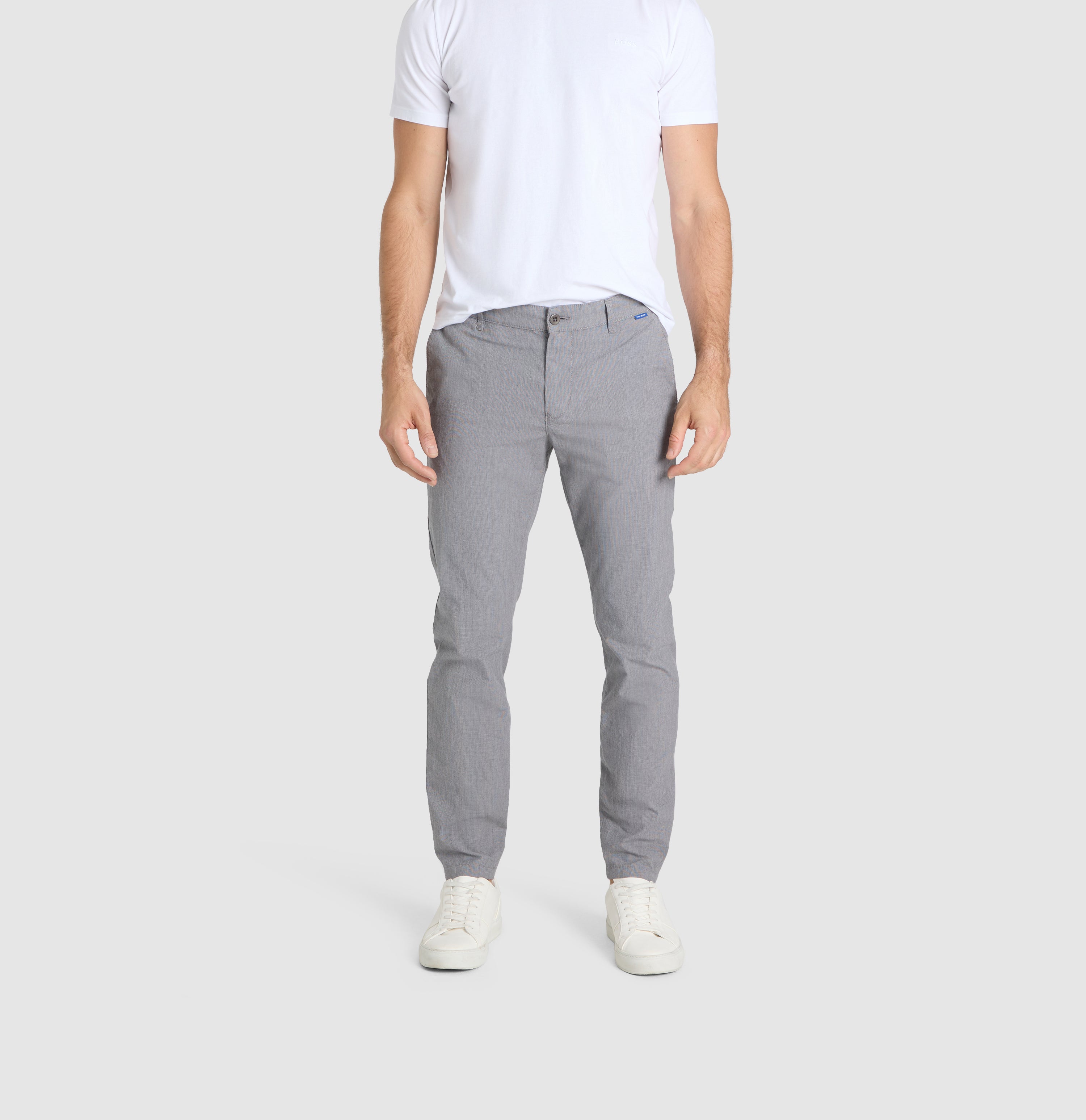 Tapered chino with organic cotton. | Griffin | silver | Front view of model