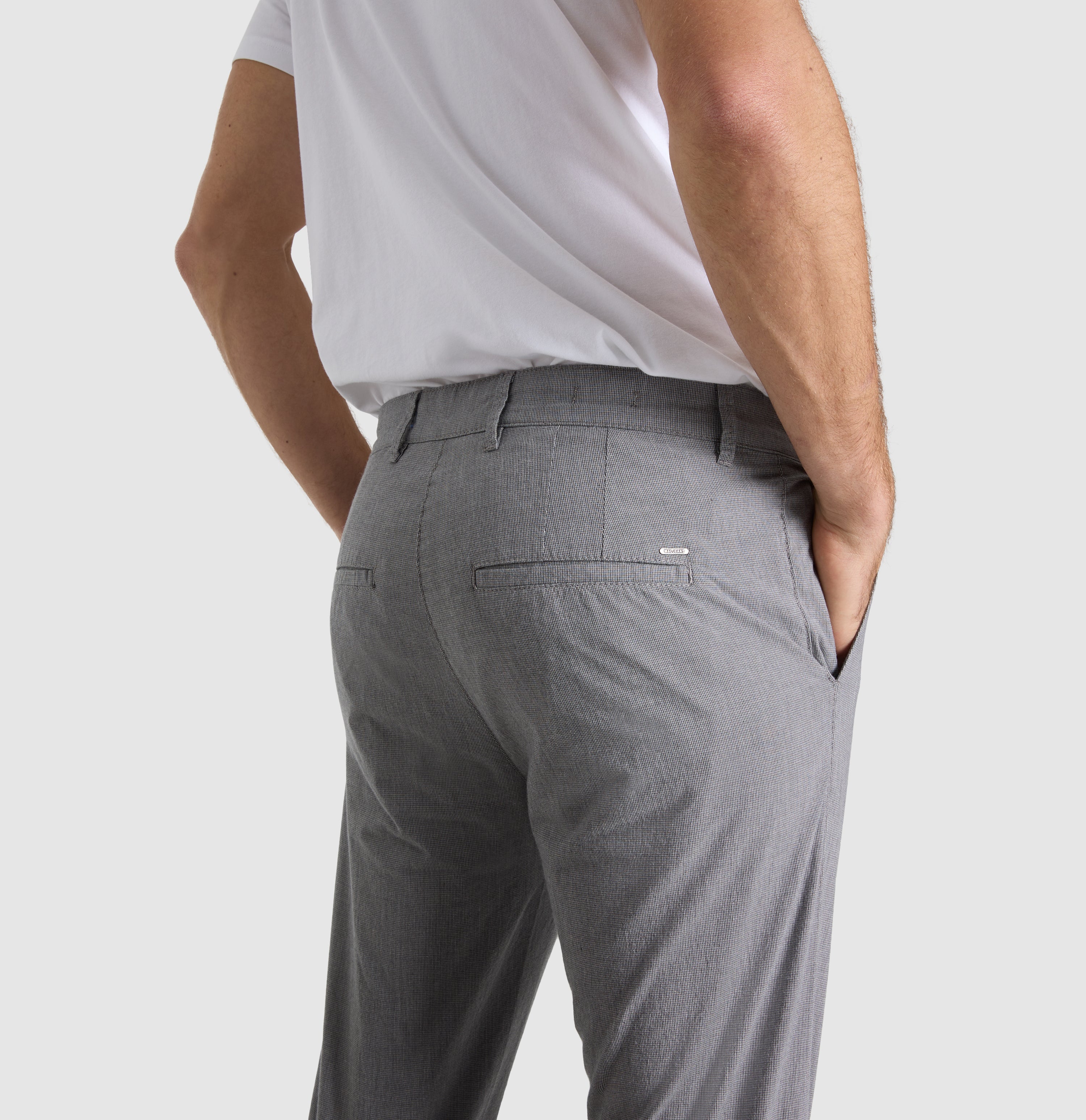 Tapered chino with organic cotton. | Griffin | silver | Detailed view 3 of model