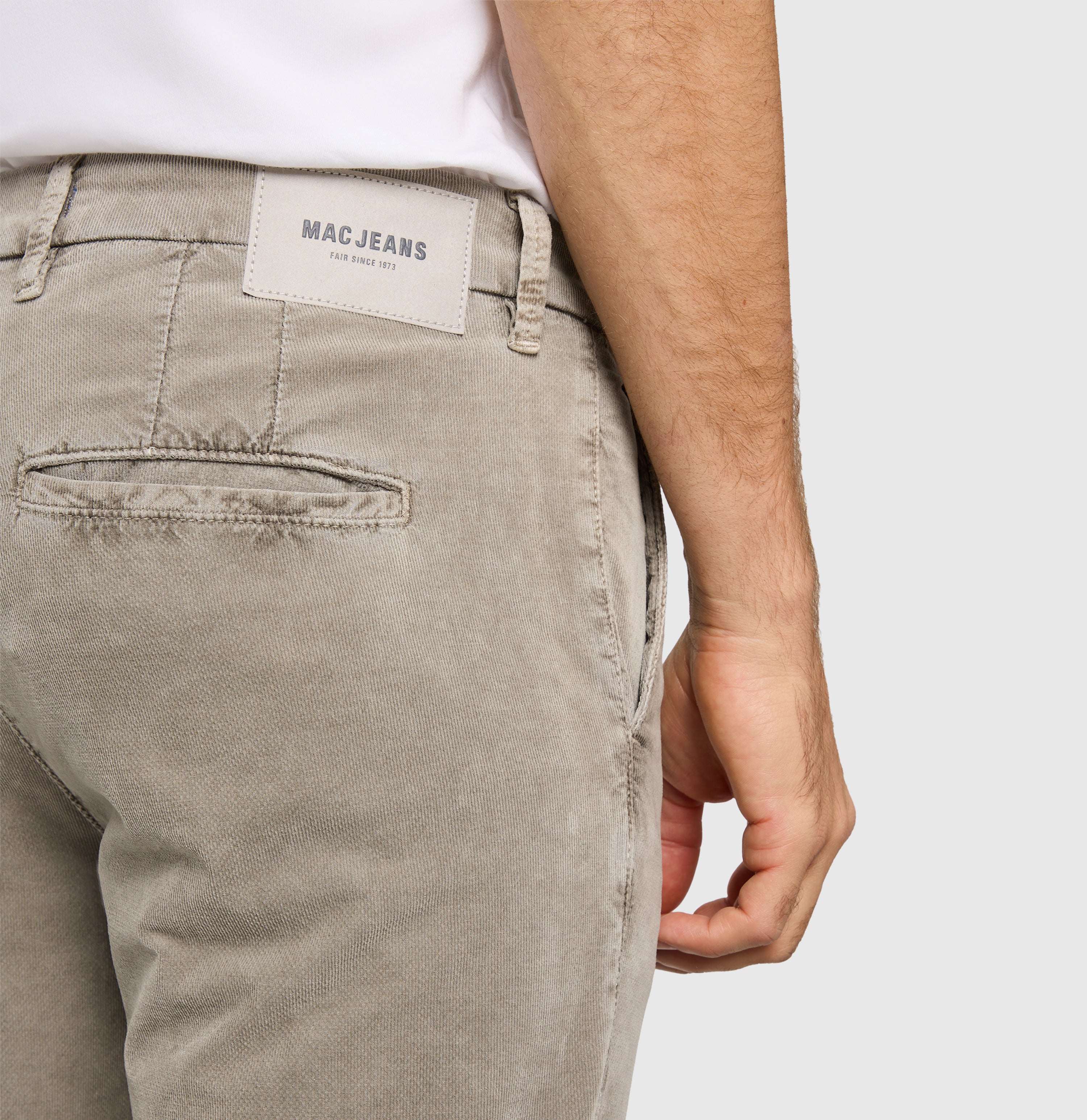 Chino made of fine needle corduroy with lyocell. | Griffin | silent storm PPT | Detailed view 2 of model