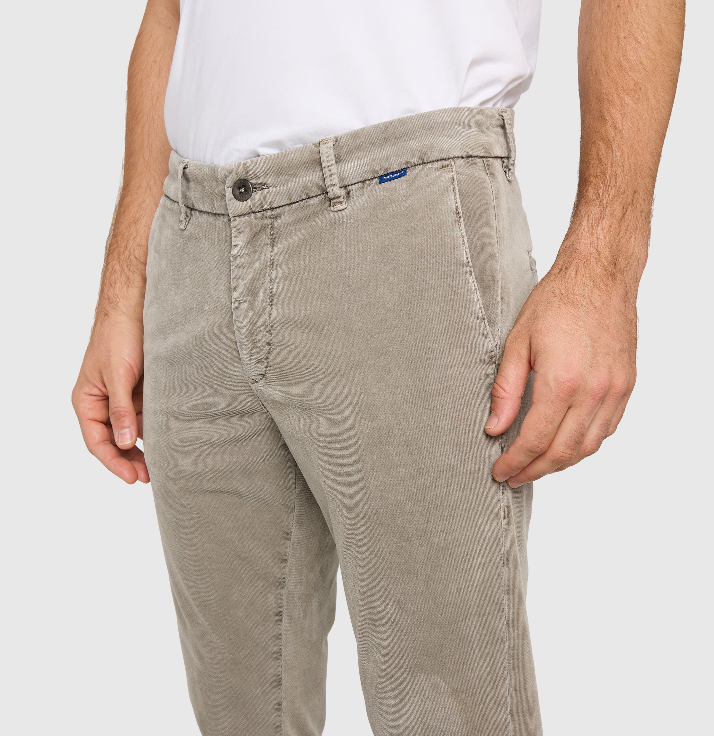Chino made of fine needle corduroy with lyocell. | Griffin | silent storm PPT | Detailed view 3 of model