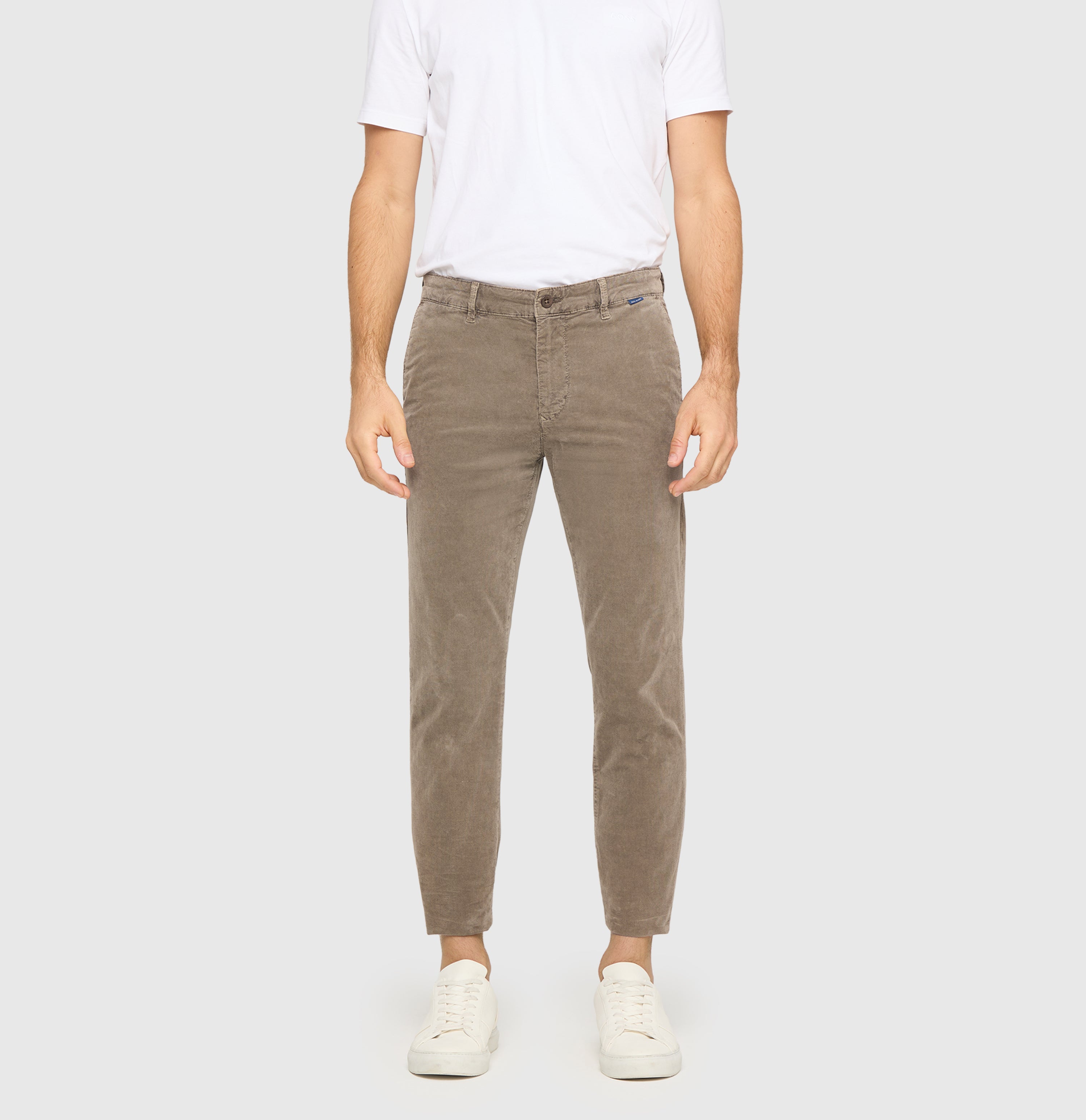 Chino made of fine needle corduroy with lyocell. | Griffin | ginger brown PPT | Front view of model