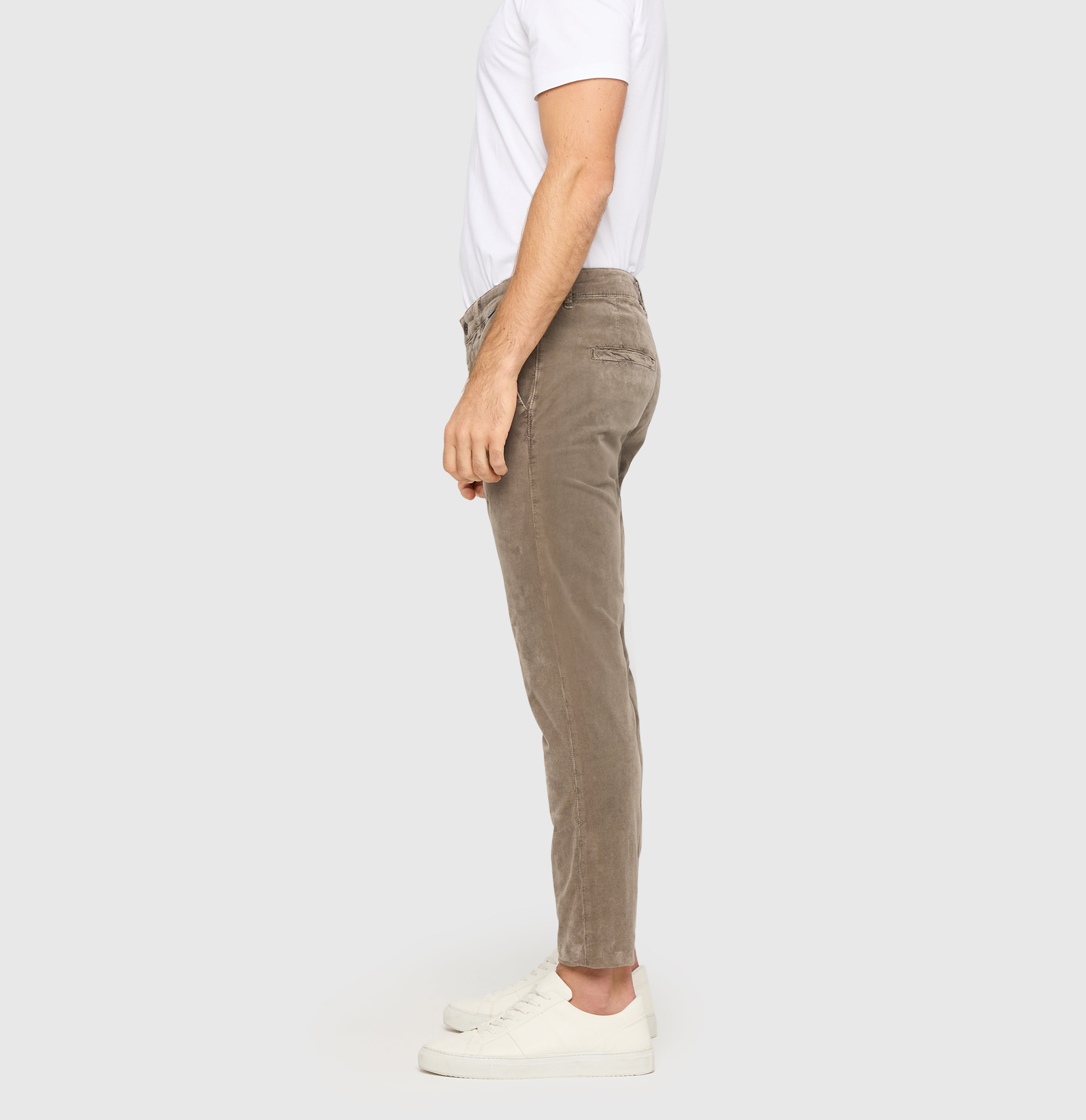 Chino made of fine needle corduroy with lyocell. | Griffin | ginger brown PPT | Side view of model