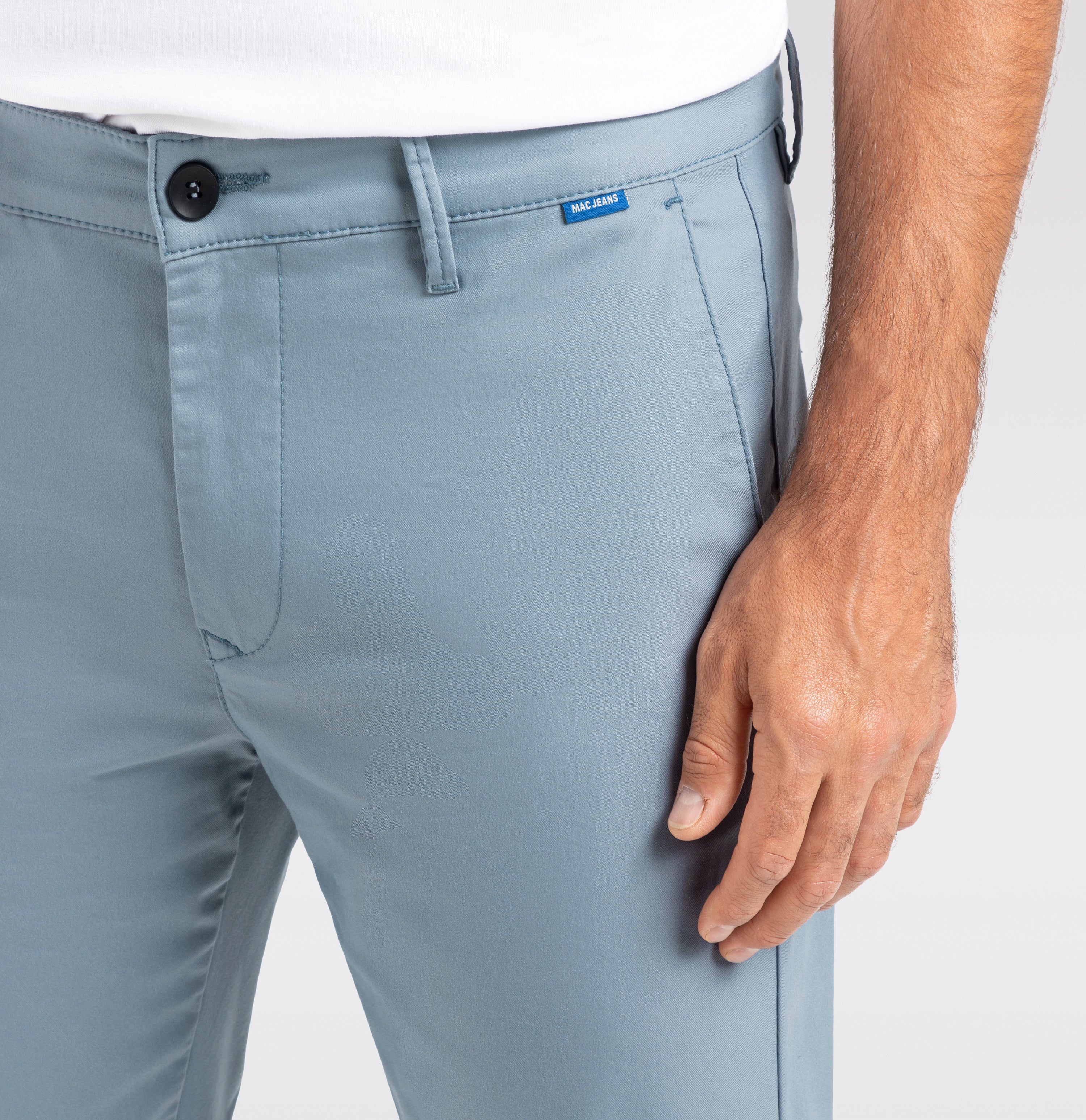 Tapered chino in a techno twill material. | Griffin | capri blue | Side view of model