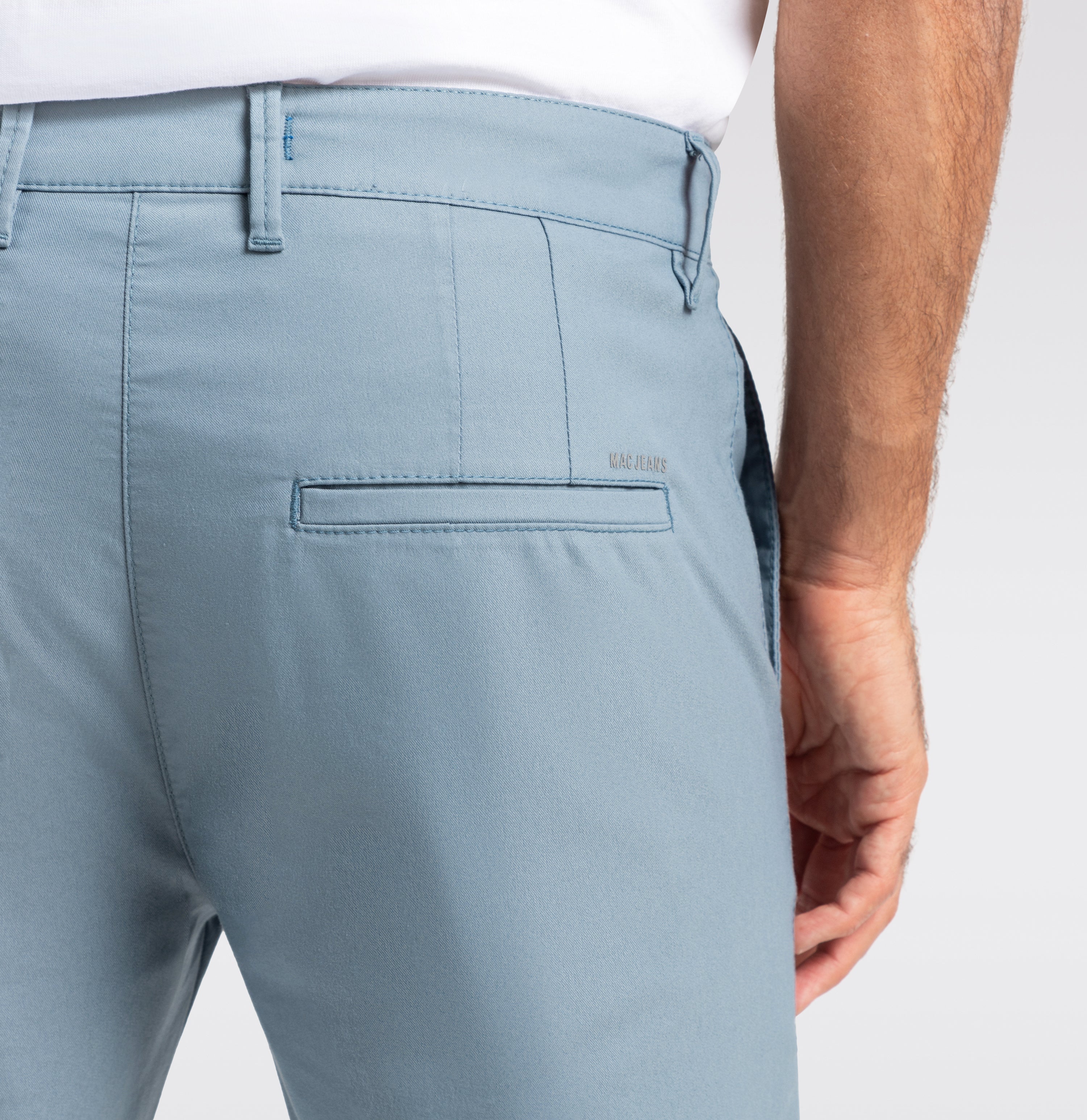 Tapered chino in a techno twill material. | Griffin | capri blue | Detailed view 3 of model