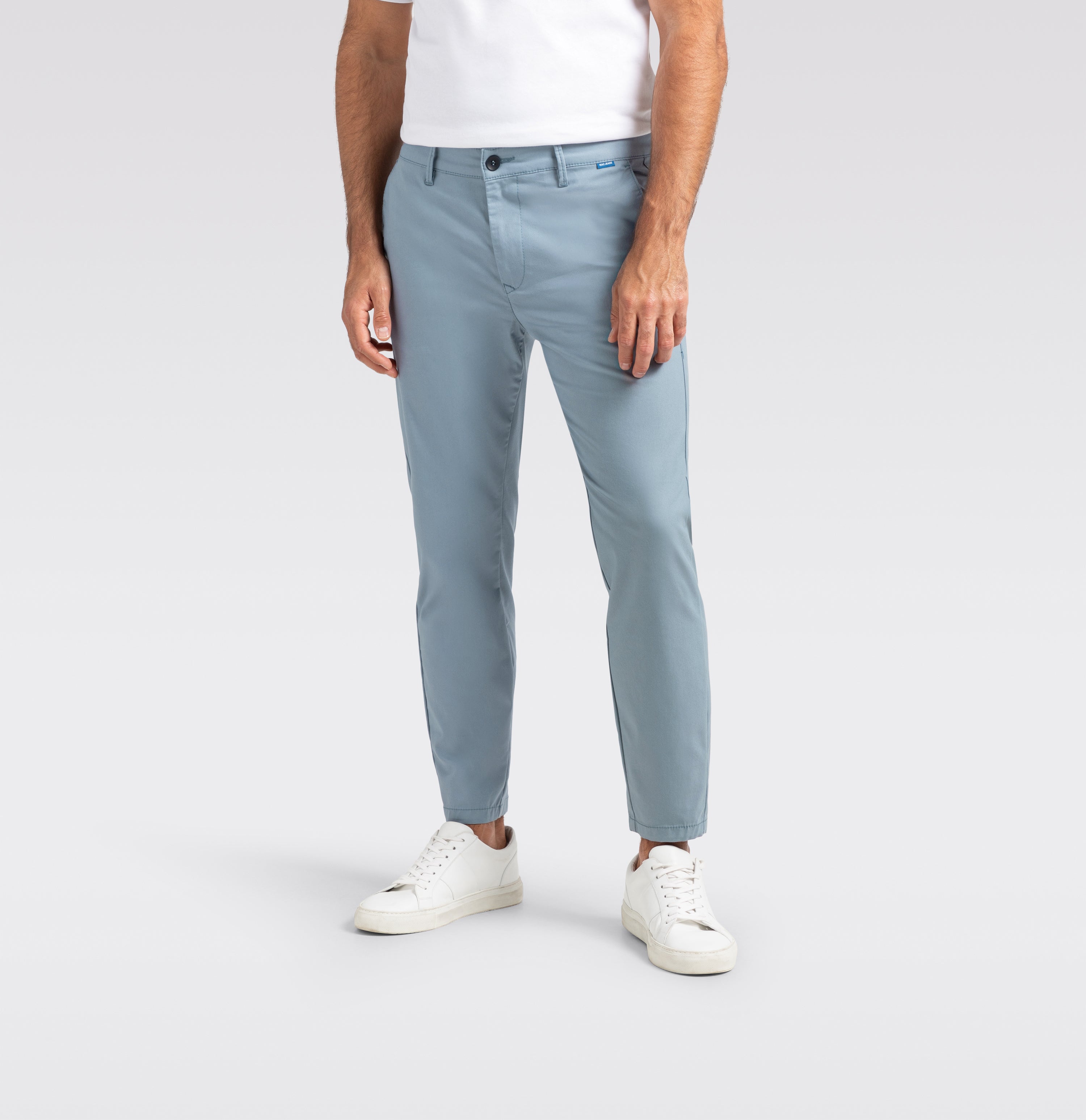 Tapered chino in a techno twill material. | Griffin | capri blue | Detailed view 4 of model