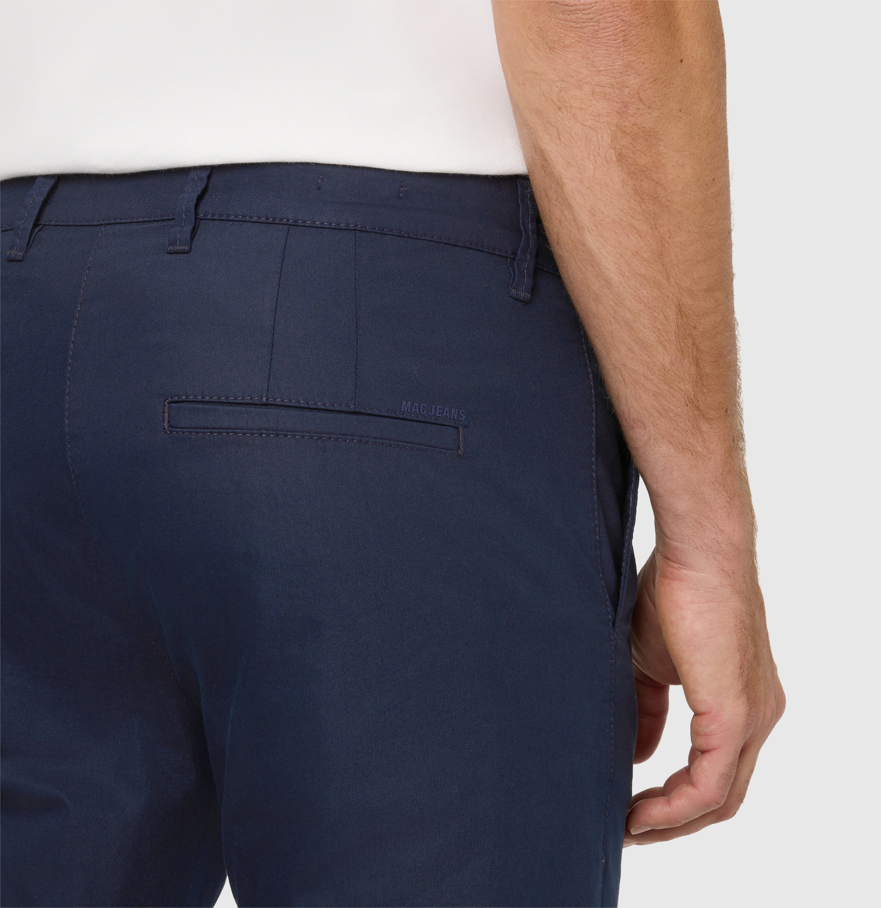 Tapered chino in a techno twill material. | Griffin | nautic blue | Detailed view 2 of model