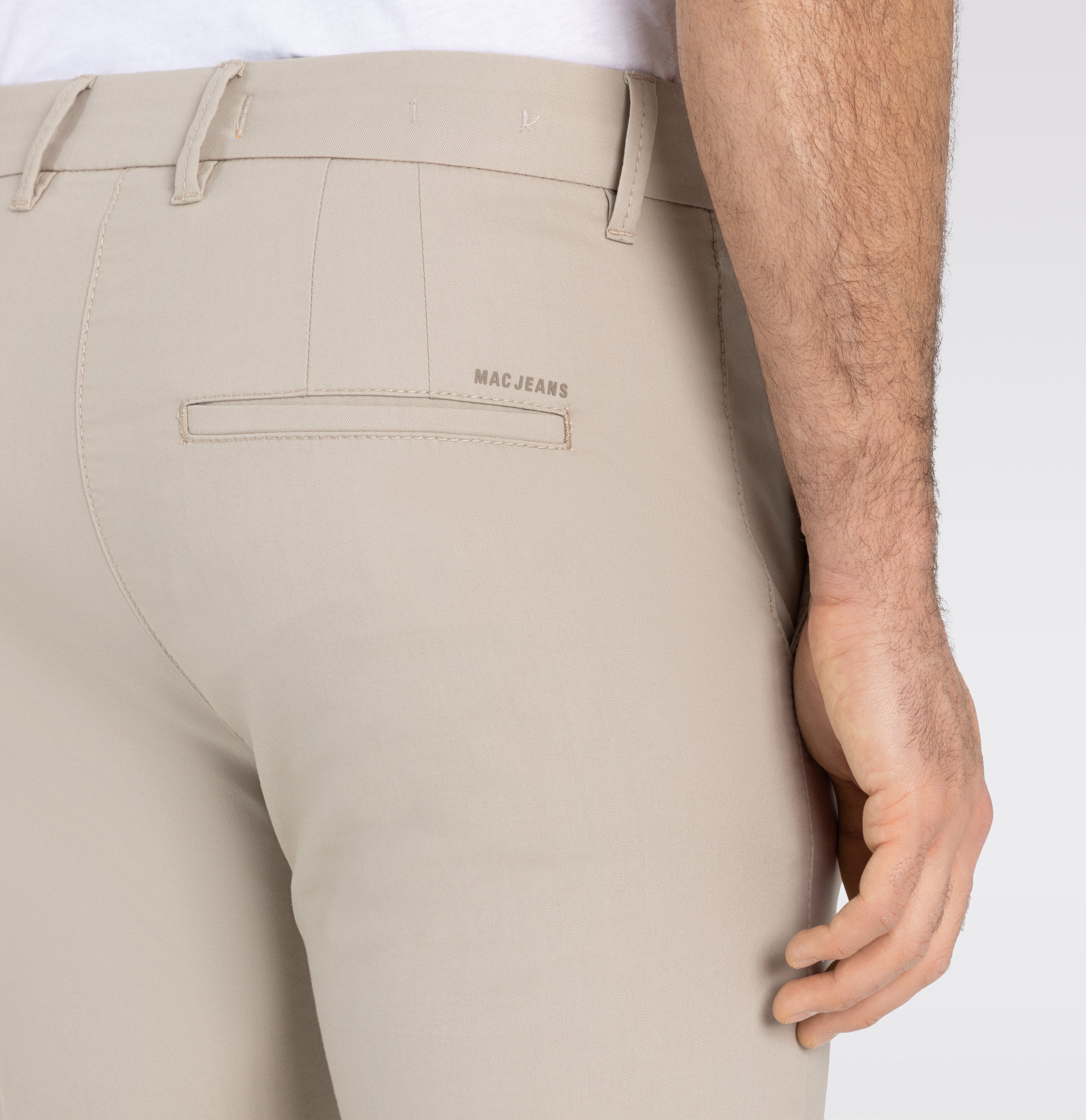 Tapered chino in a techno twill material. | Griffin | caffe latte | Detailed view 3 of model
