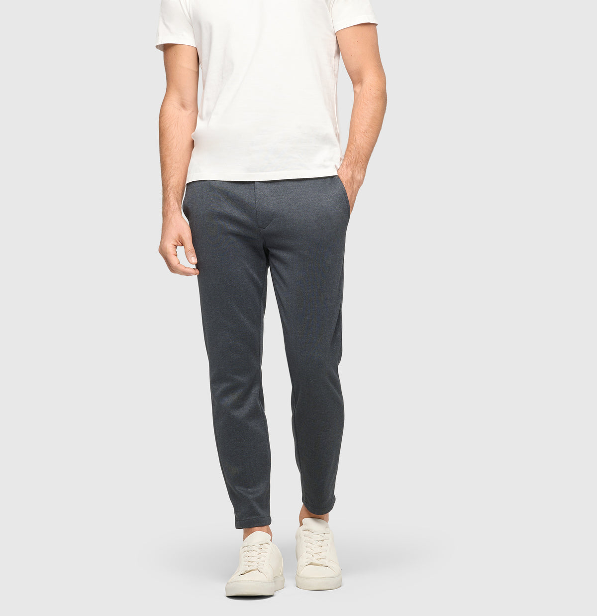 Tapered chino made of printed jersey. | Griffin | grey stone printed | Front view of model