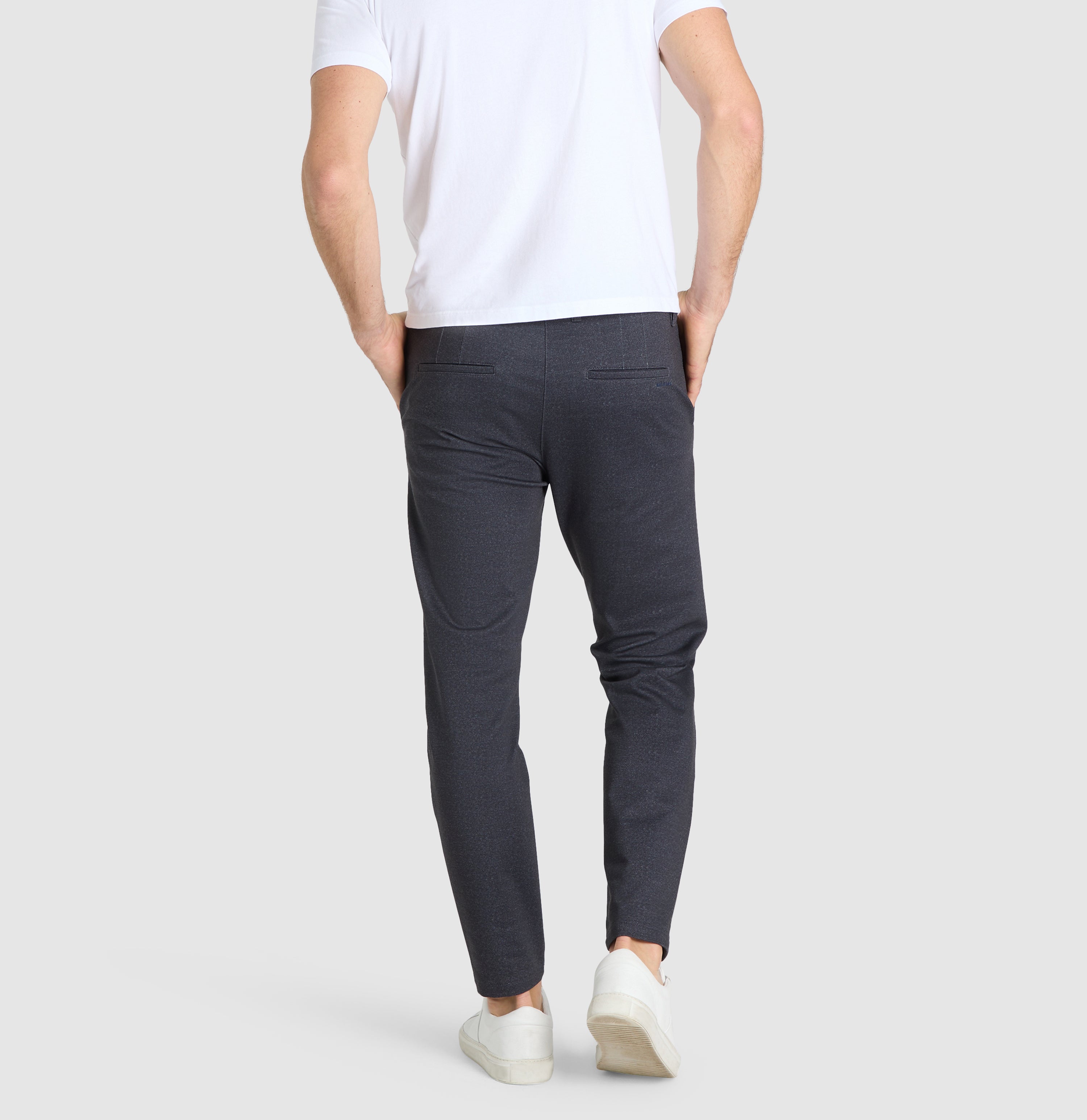 Finely patterned chino made of soft jersey. | S-NAME | S-FBBZ | Back view of model