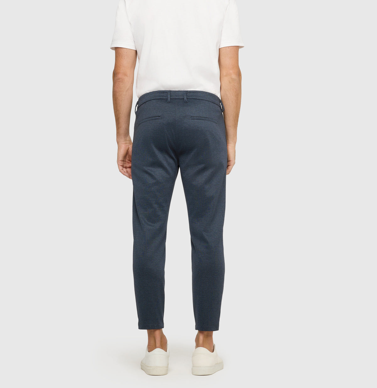 Finely patterned tapered chino made of jersey. | Griffin | sea storm printed | Back view of model