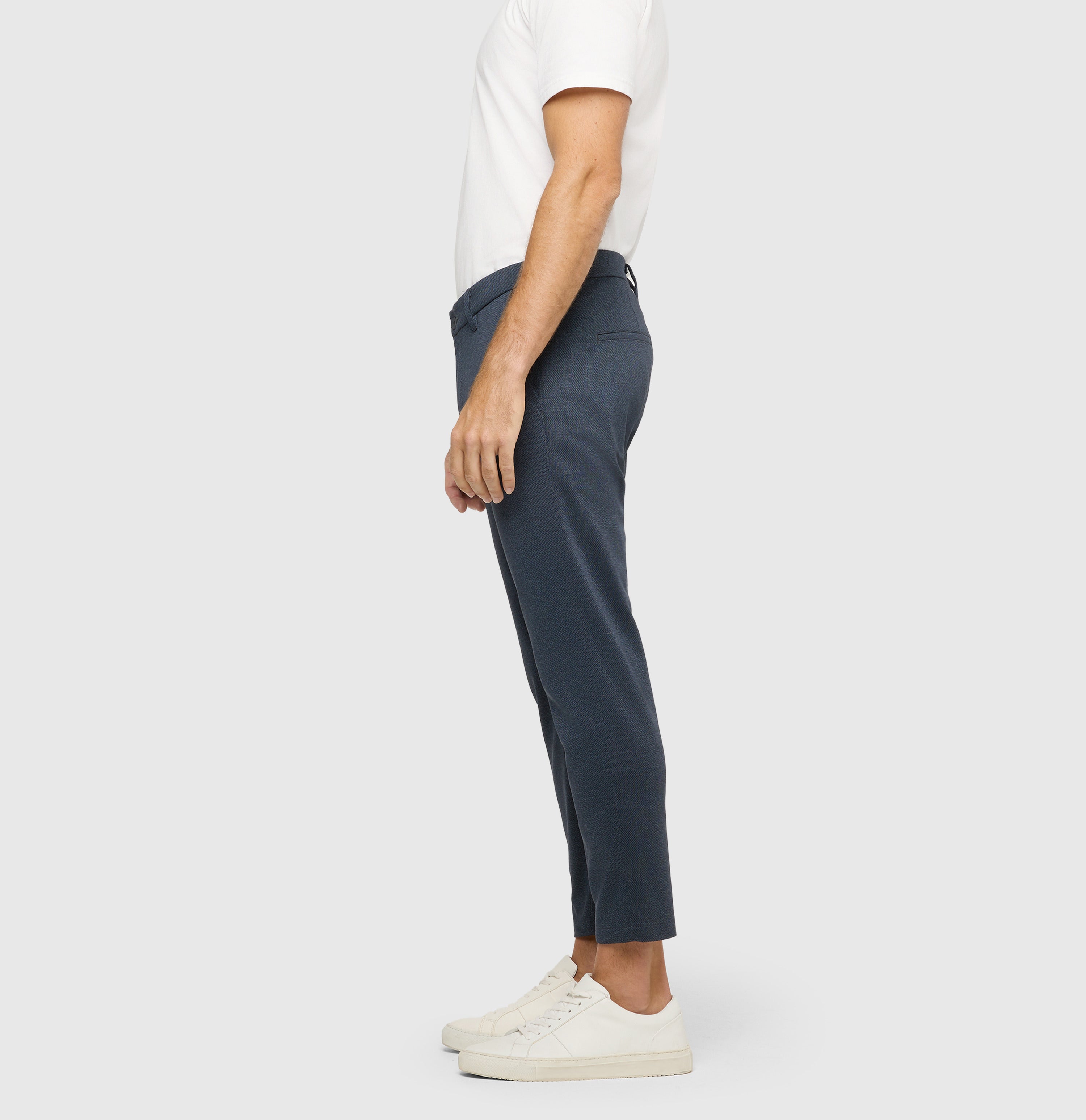 Finely patterned tapered chino made of jersey. | Griffin | sea storm printed | Side view of model