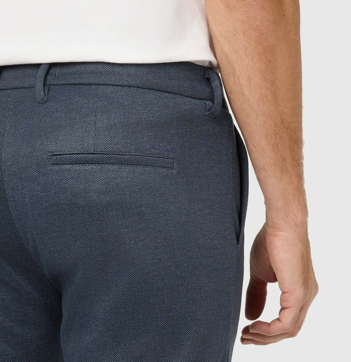 Finely patterned tapered chino made of jersey. | Griffin | sea storm printed | Detailed view 2 of model