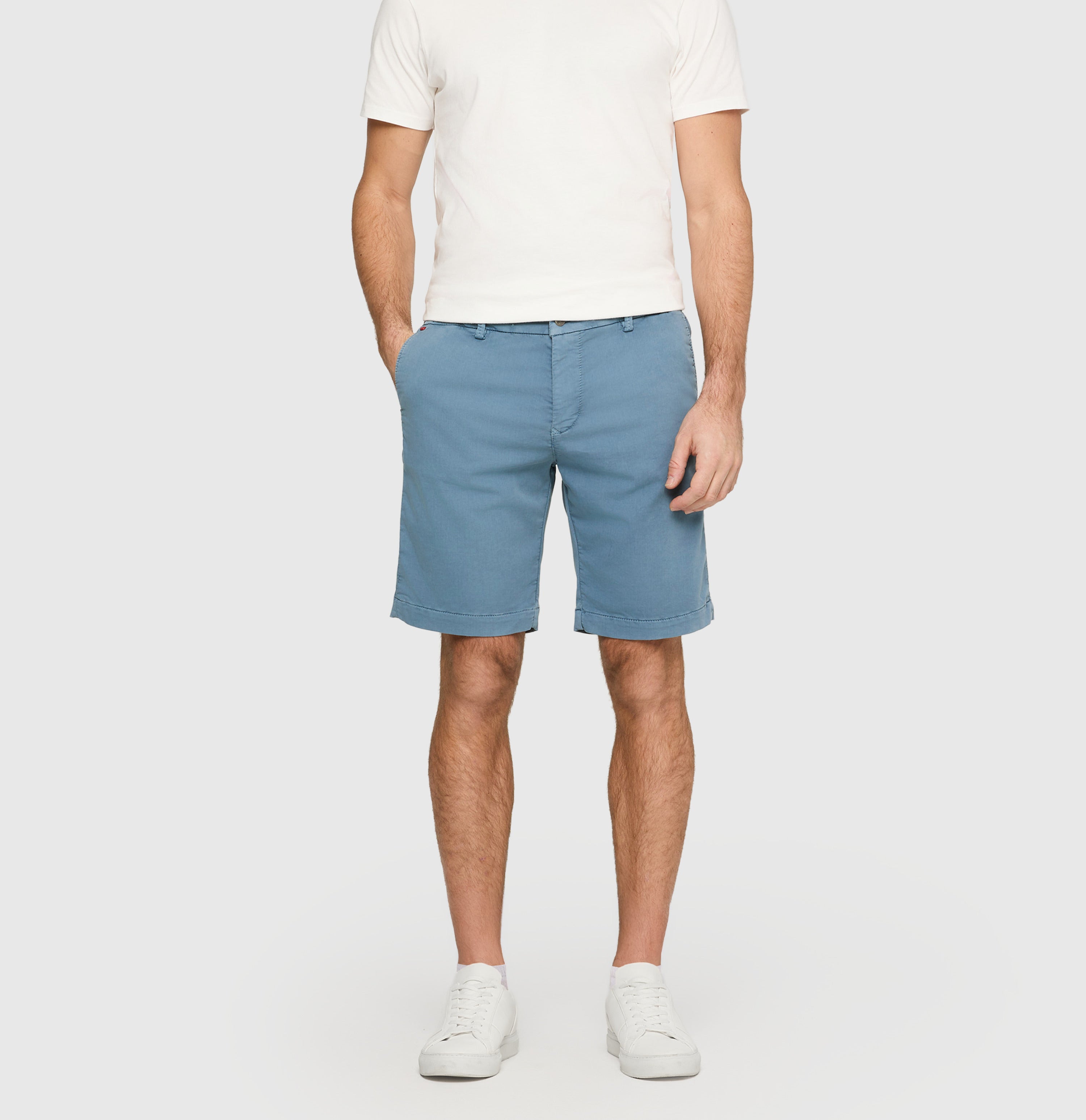 Chino Bermuda made of light sweat denim. | Jog´n Short | blue mirage | Front view of model