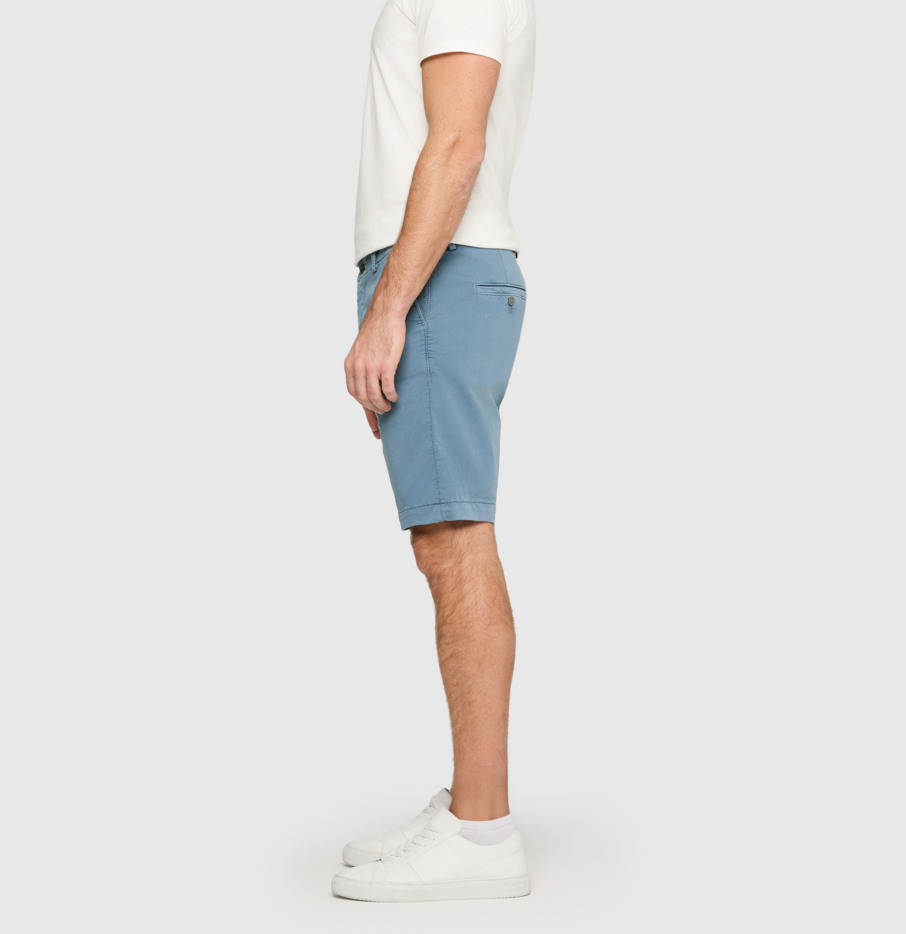 Chino Bermuda made of light sweat denim. | Jog´n Short | blue mirage | Side view of model