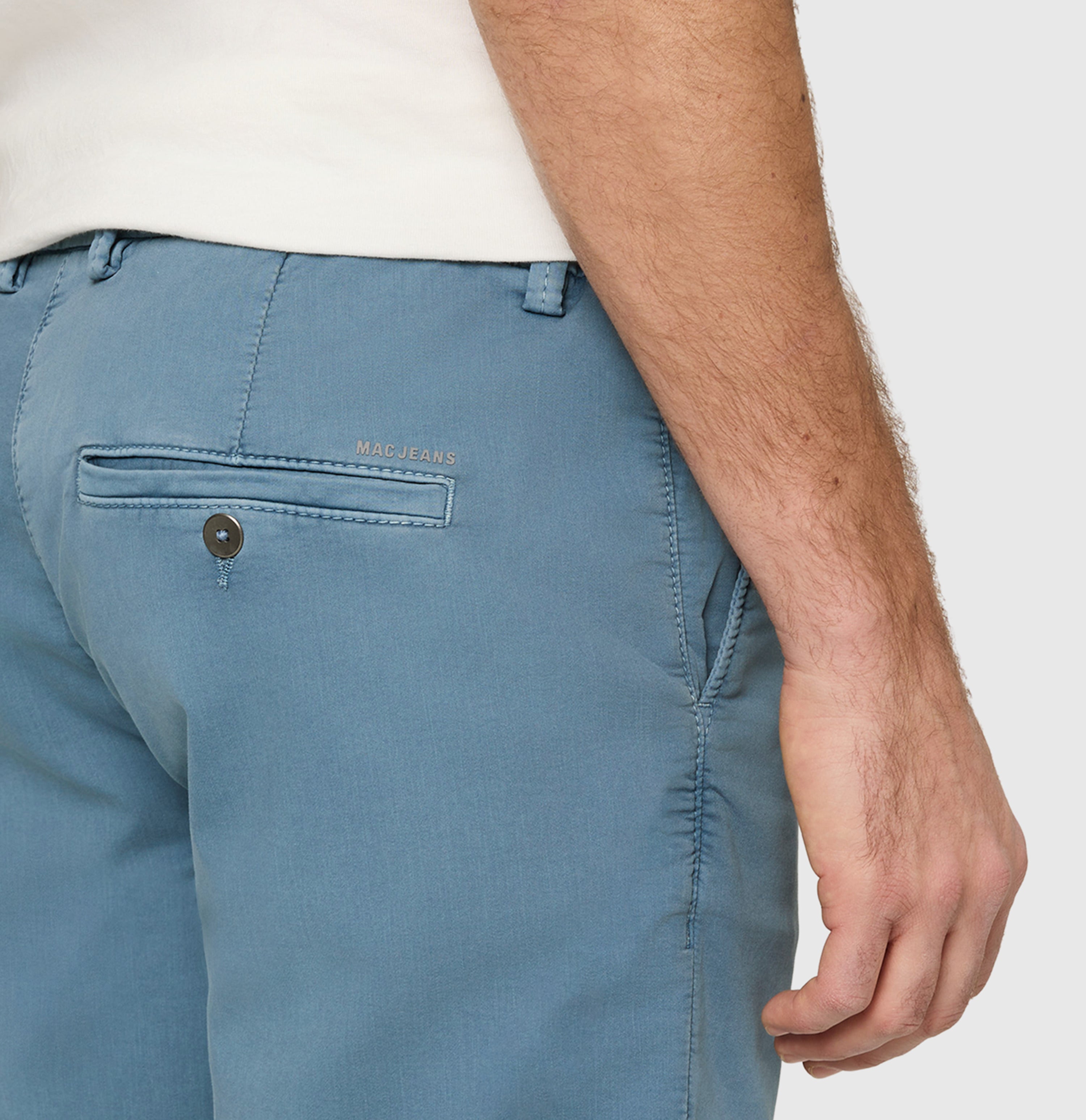 Chino Bermuda made of light sweat denim. | Jog´n Short | blue mirage | Detailed view 2 of model