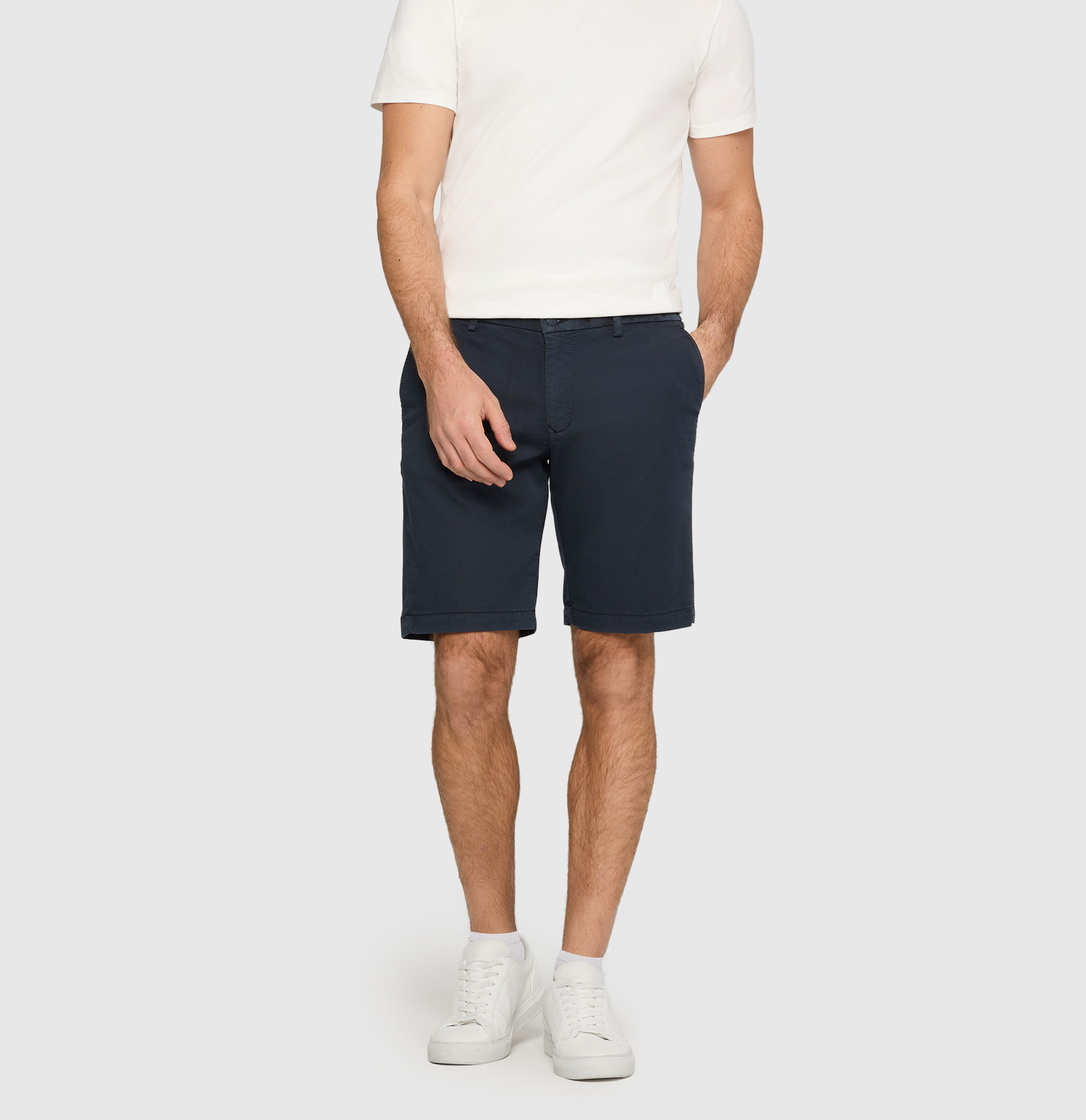 Chino Bermuda made of light sweat denim. | Jog´n Short | midnight blue | Front view of model