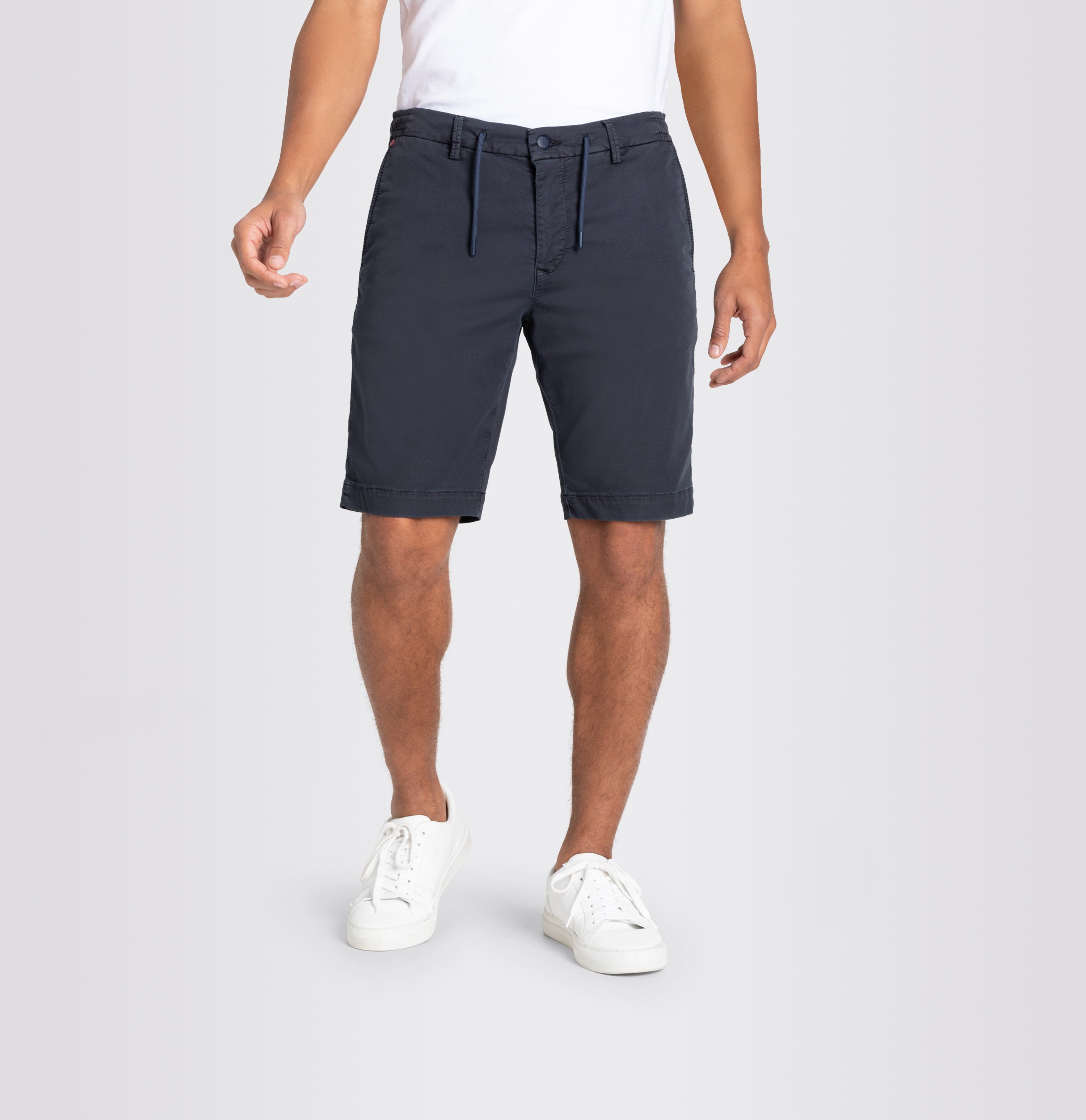 Chino Bermuda made of light sweat denim. | Jog´n Short | midnight blue | Front view of model