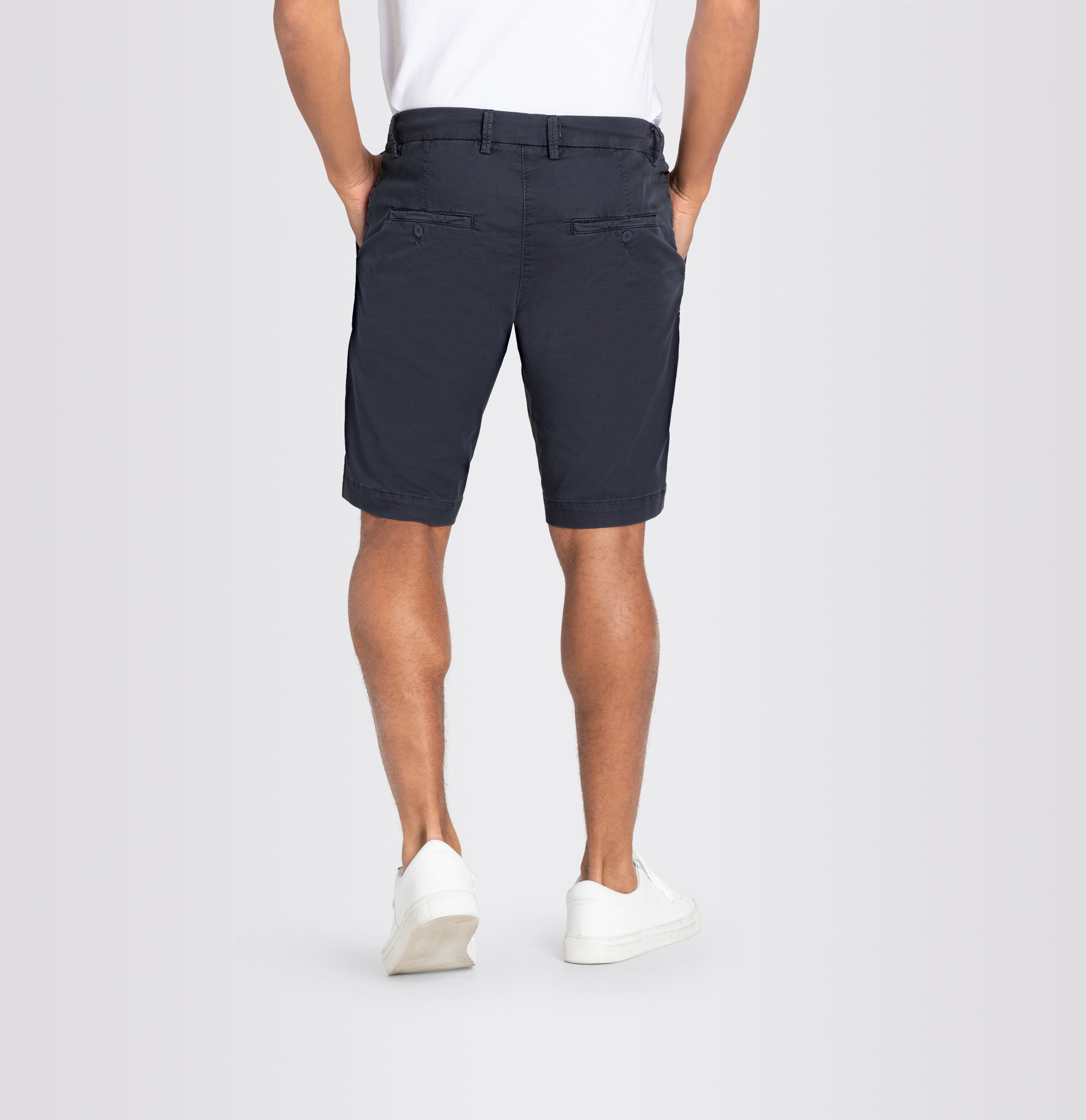 Bermuda in a chino design. Made of light sweat denim. | Jog´n Short | midnight blue | Back view of model