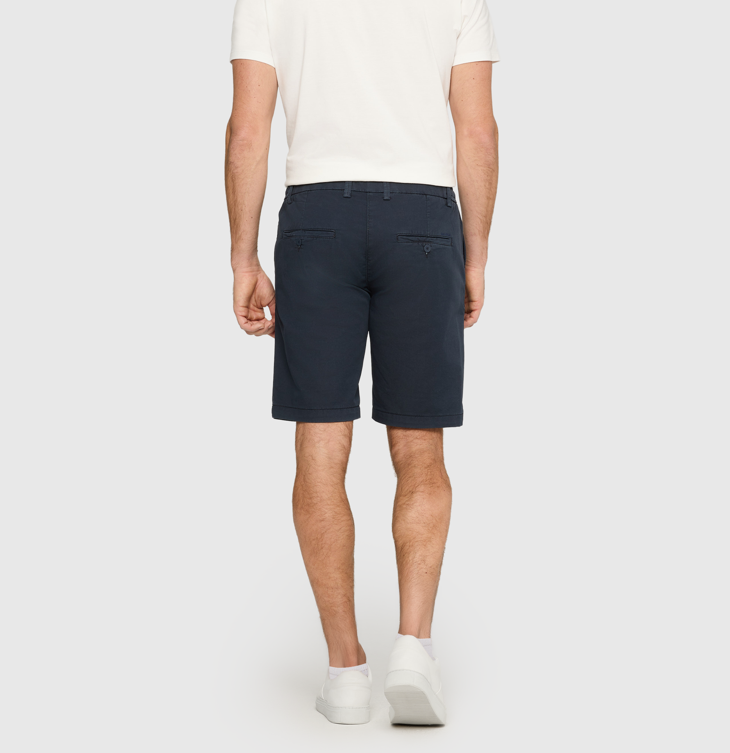 Chino Bermuda made of light sweat denim. | Jog´n Short | midnight blue | Back view of model