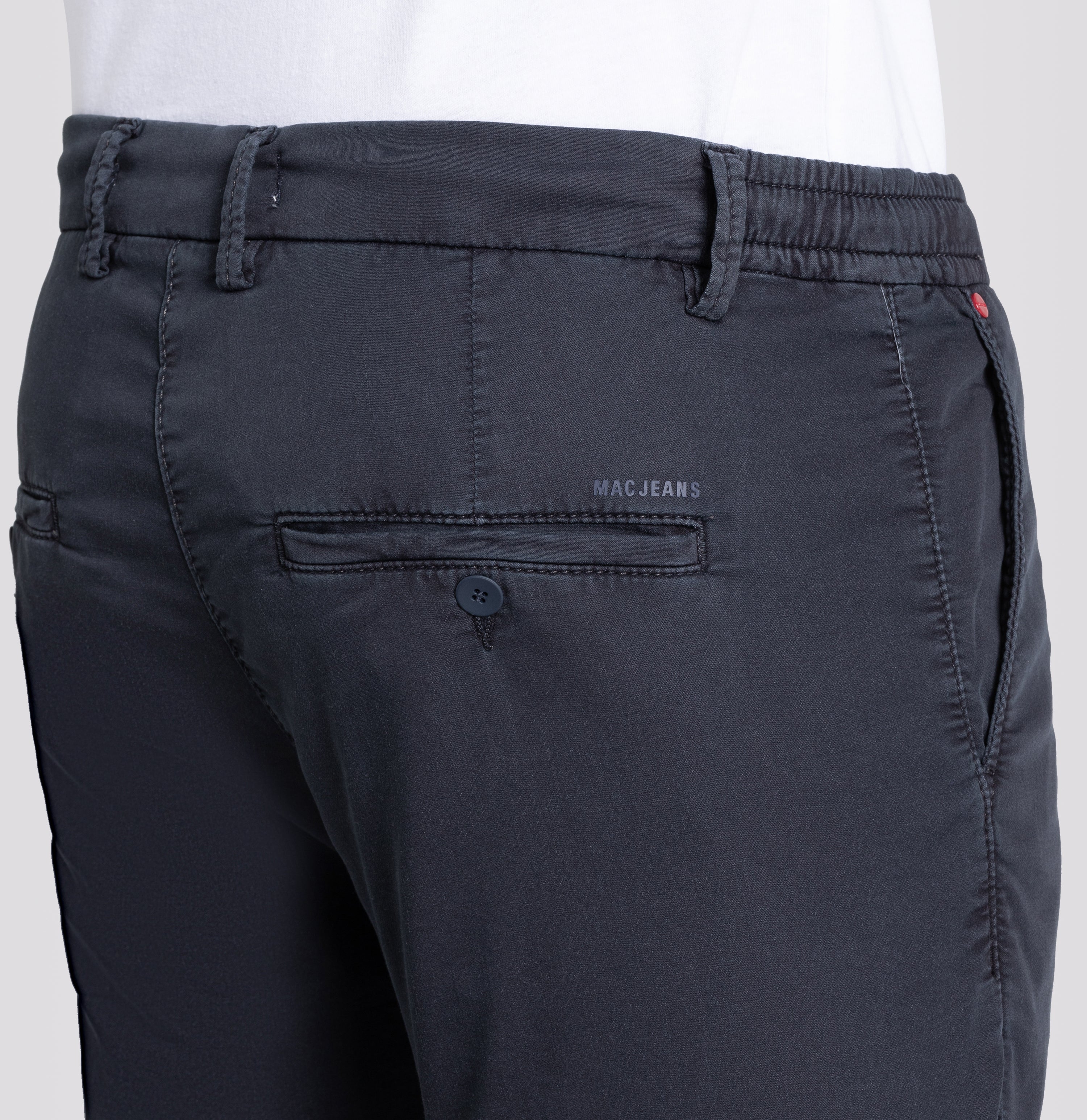 Bermuda in a chino design. Made of light sweat denim. | Jog´n Short | midnight blue | Side view of model
