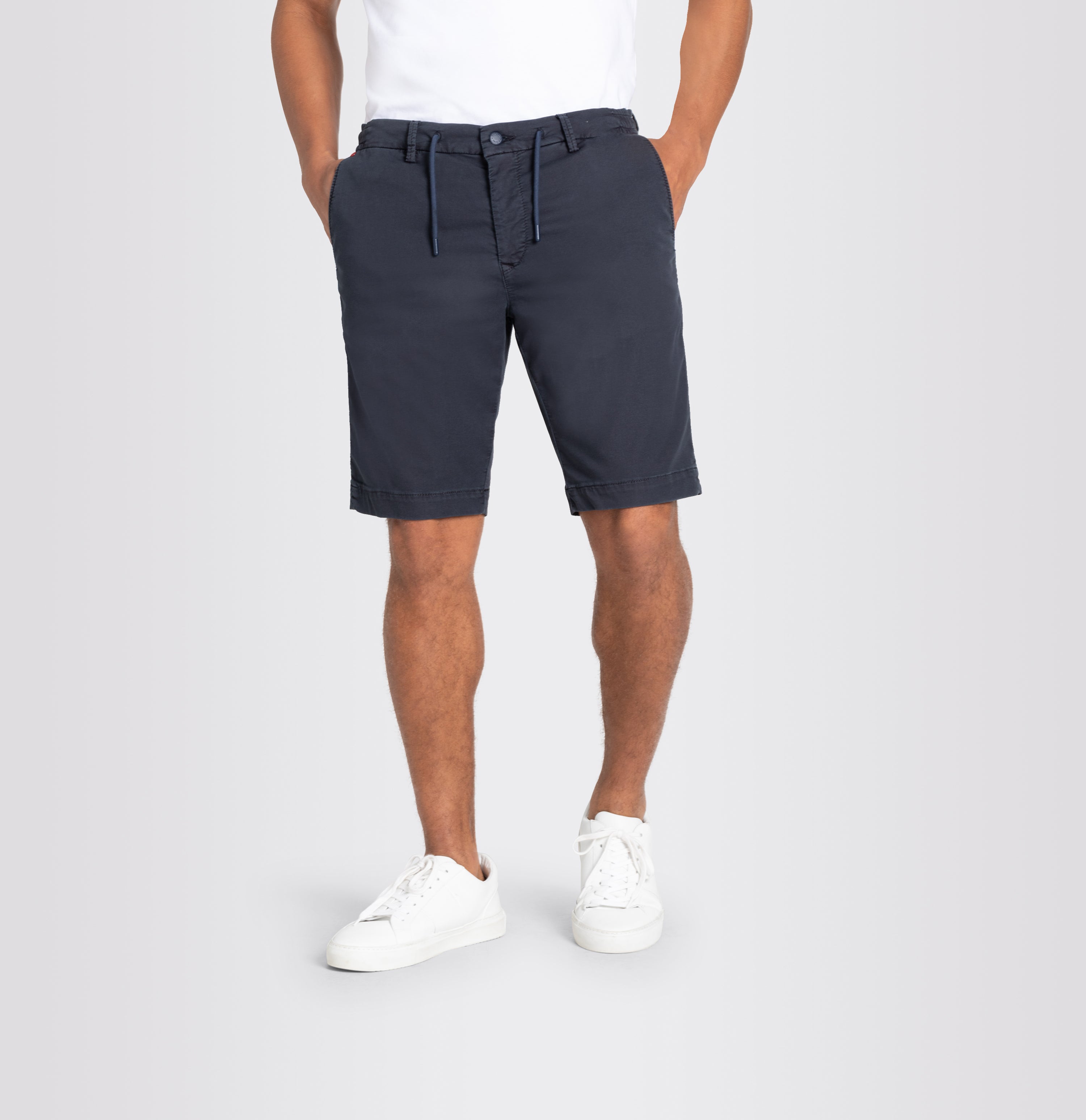 Bermuda in a chino design. Made of light sweat denim. | Jog´n Short | midnight blue | Detailed view 2 of model