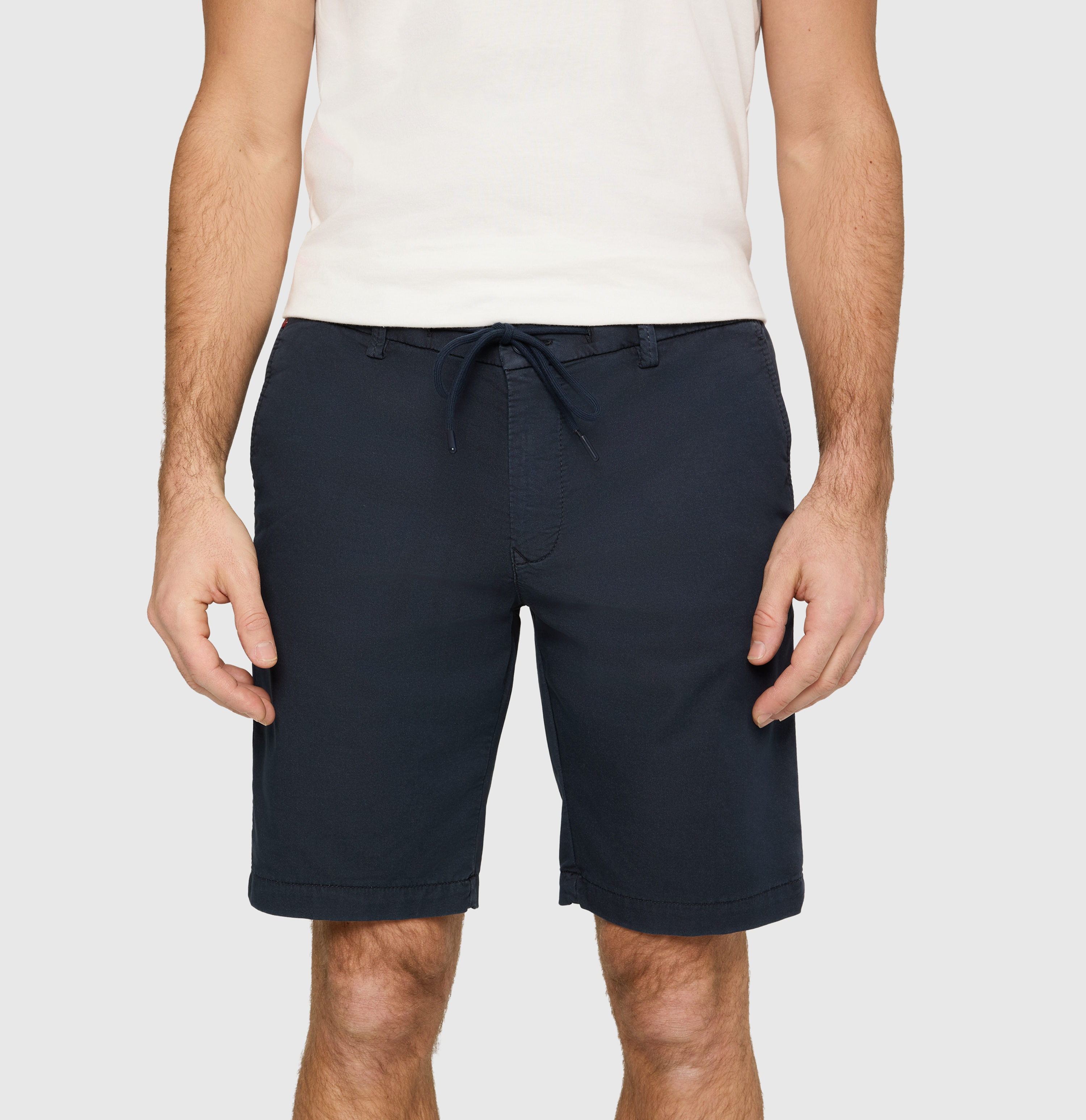 Chino Bermuda made of light sweat denim. | Jog´n Short | midnight blue | Detailed view 3 of model